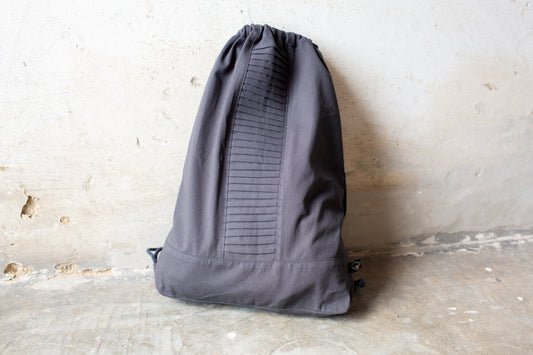 Grauer Baumwoll-Beutelrucksack mit dekorativen Nähten und Innentasche mit Reißverschluss