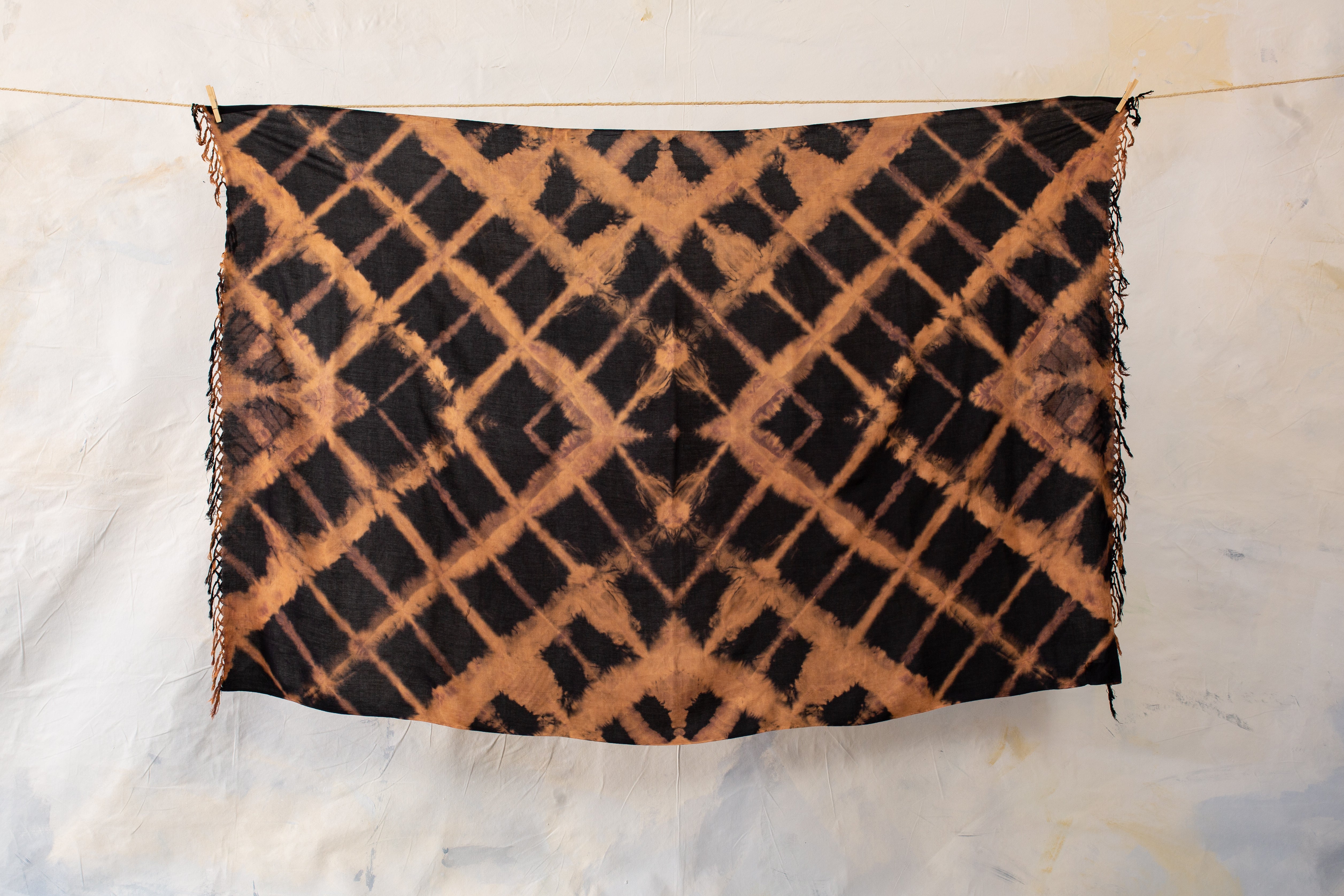 Großer weicher Viskose-Sarong in Schwarz mit orangefarbenem Batik-Zick-Zack-Muster und lilafarbenen Einschlüssen, mit Fransen, aufgespannt