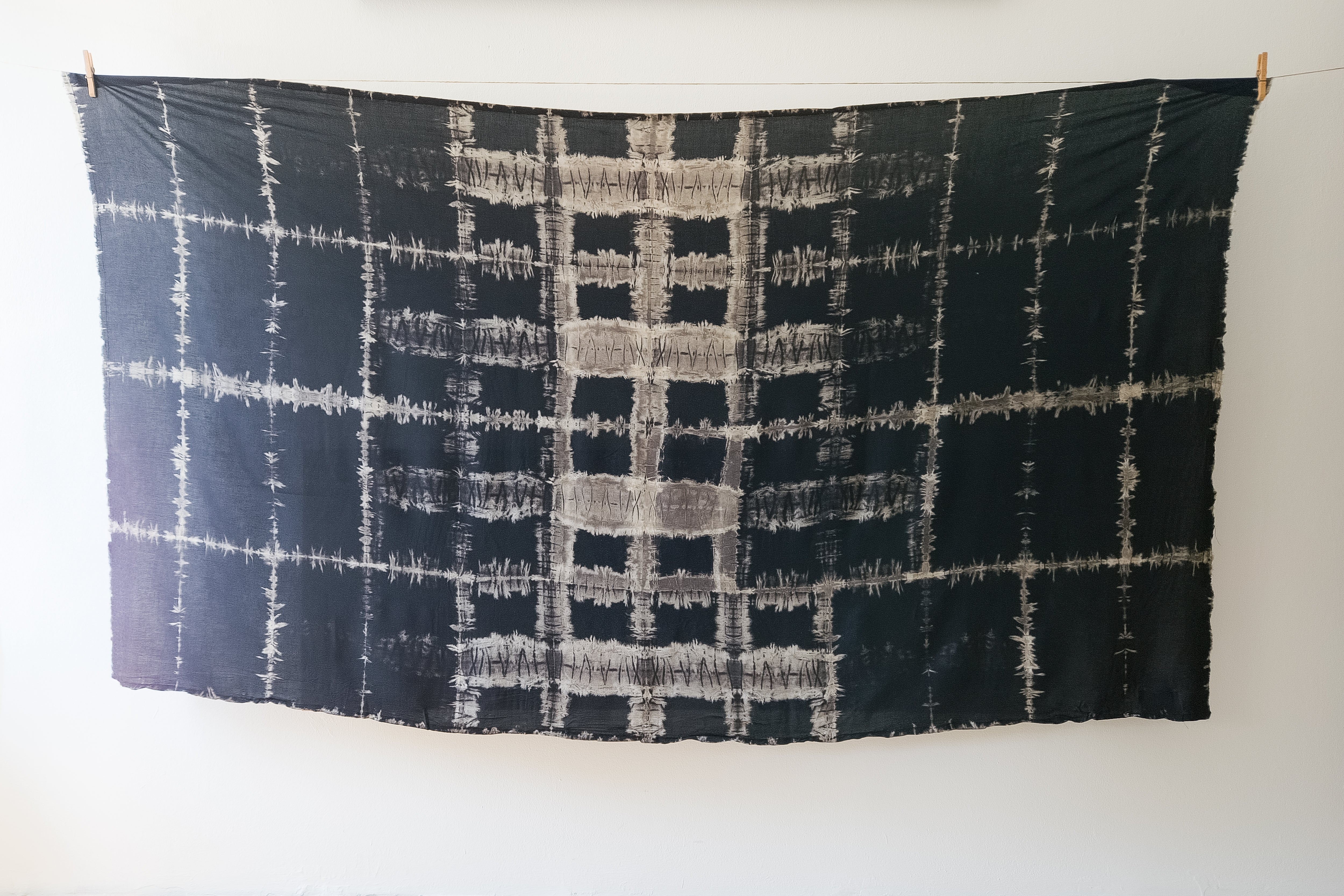 Großer, aufgespannter Sarong aus Viskose mit schwarz-beige-grauem Batikmuster