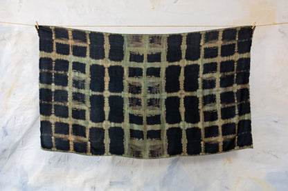 Dunkelblauer Viskose-Sarong mit türkis-beigem Batik-Muster und fließender Stoffstruktur aufgespannt