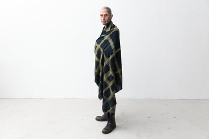 Männlich gelesenes Model trägt großen Viskose-Sarong um den Körper geschlungen.