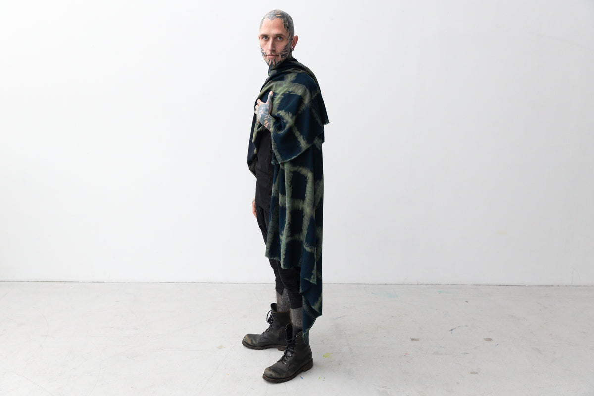 Alternatives Model mit blau-grün-beigem Sarong als Festival-Wrap getragen.