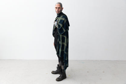 Alternatives Model mit blau-grün-beigem Sarong als Festival-Wrap getragen.