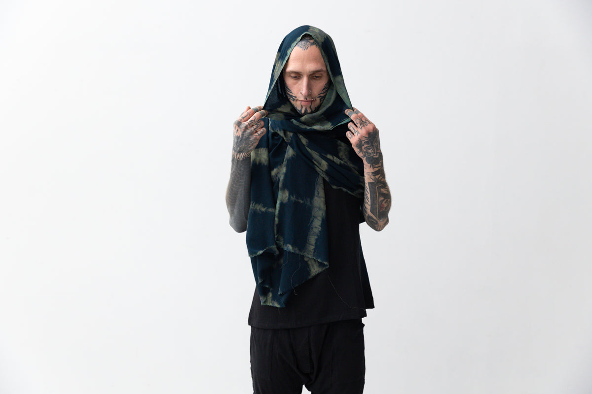Großes Sarong-Tuch mit Batikmuster als Überwurf getragen.