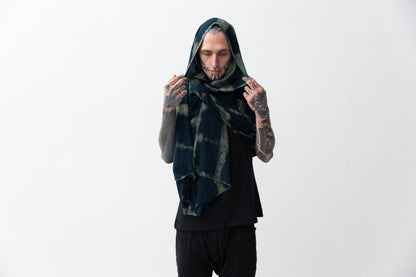Großes Sarong-Tuch mit Batikmuster als Überwurf getragen.