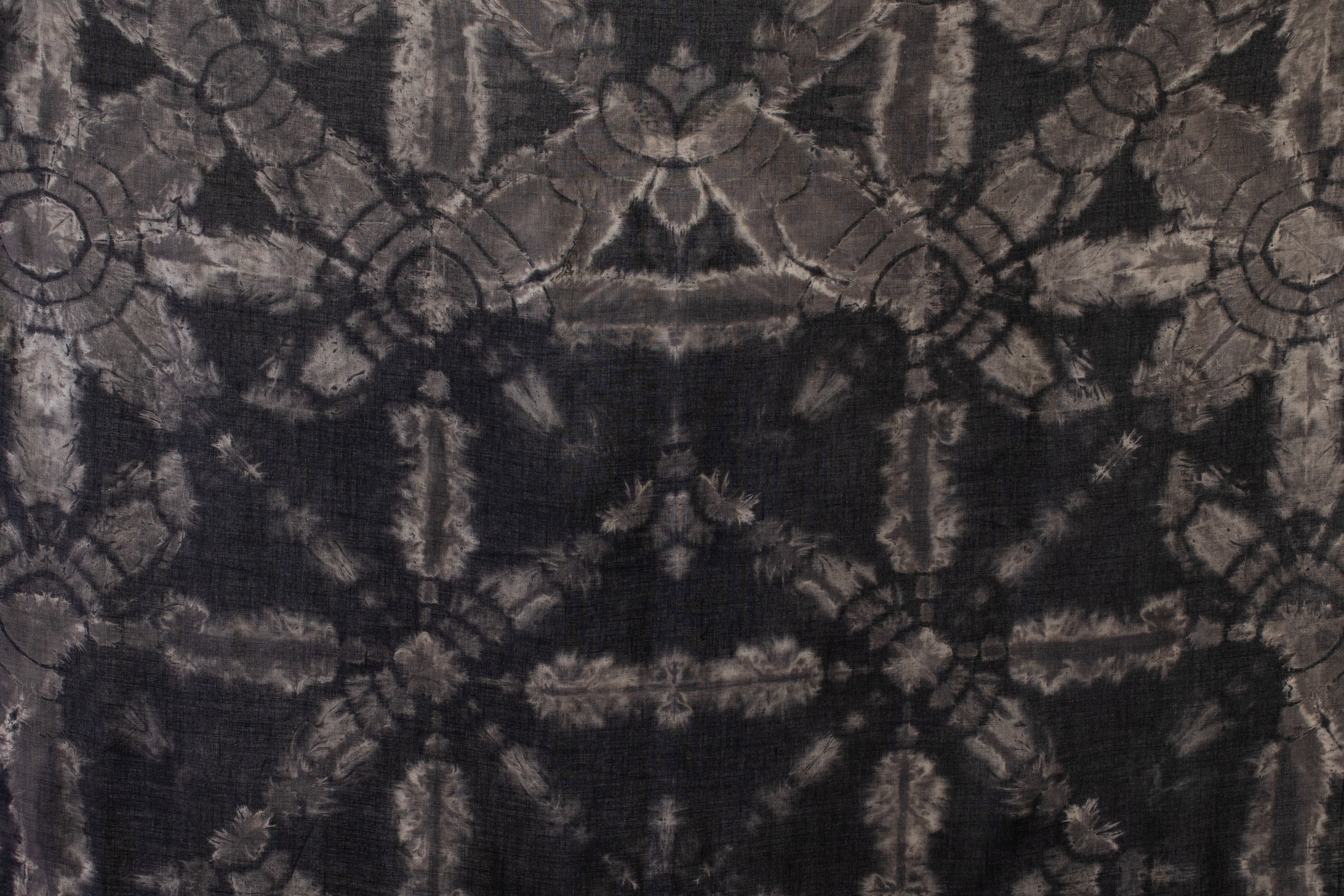 Nahaufnahme eines großen Viskose-Sarongs in Schwarz mit abstraktem floralem Batikmuster in Beige-, Grautönen