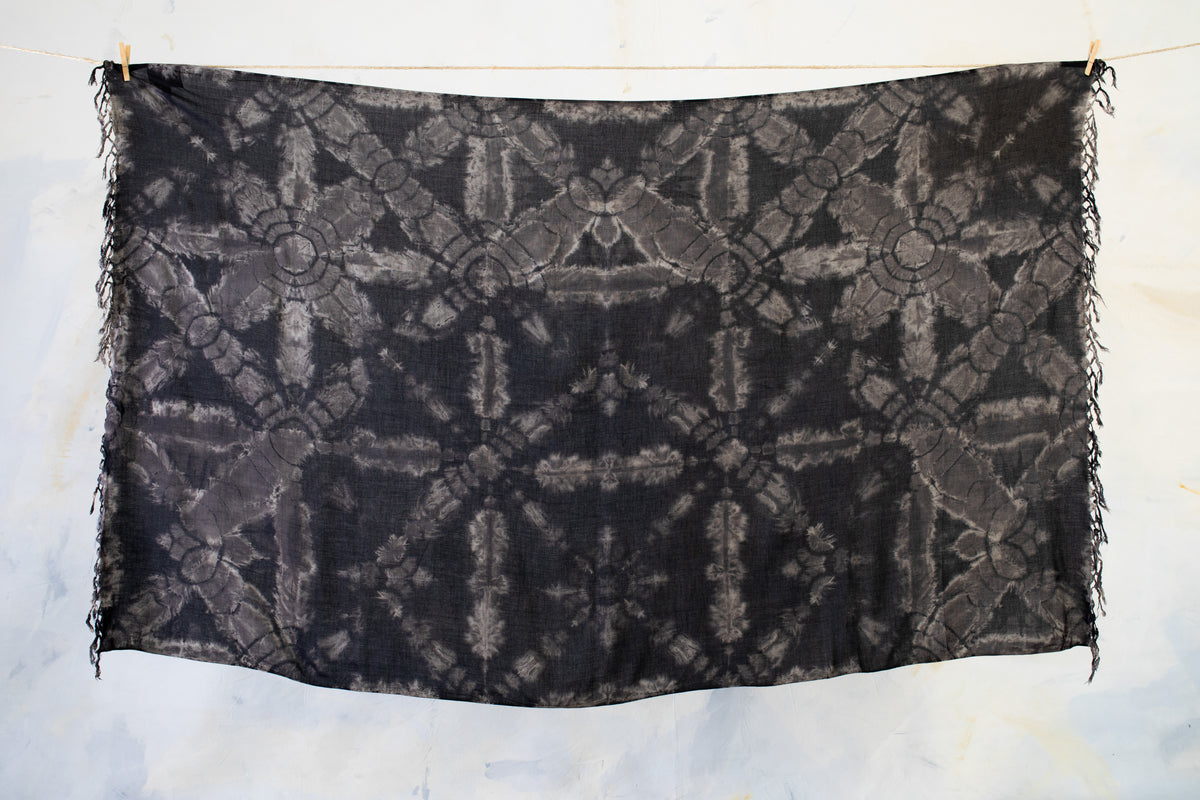 Großer Viskose-Sarong in Schwarz mit abstraktem, floralem Batikmuster in Beige-, Grautönen, mit Fransen, aufgespannt