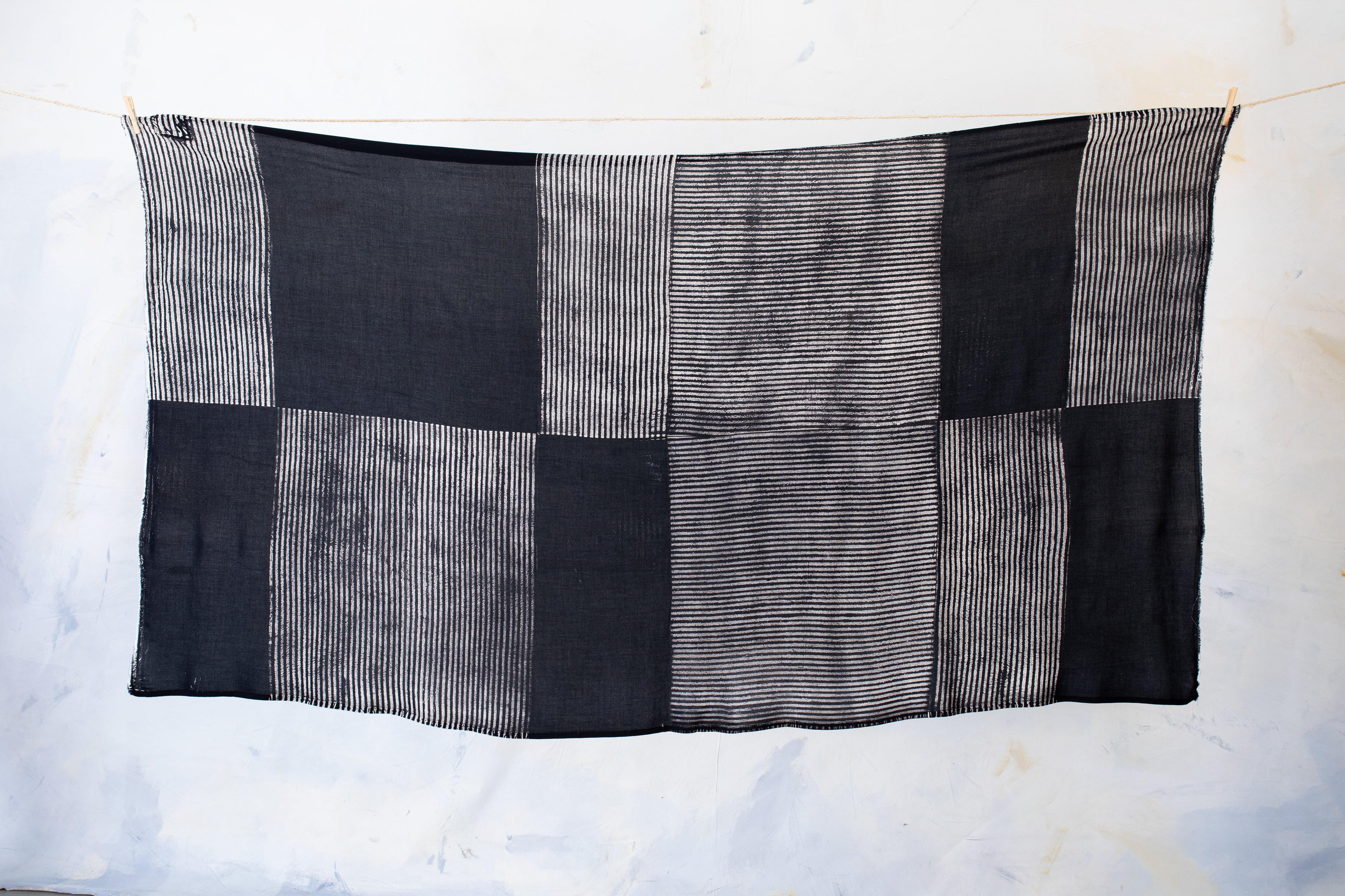 Aufgespannter Sarong mit ungleichmäßigem Streifen-Batikmuster in Schwarz, Beige und Grau
