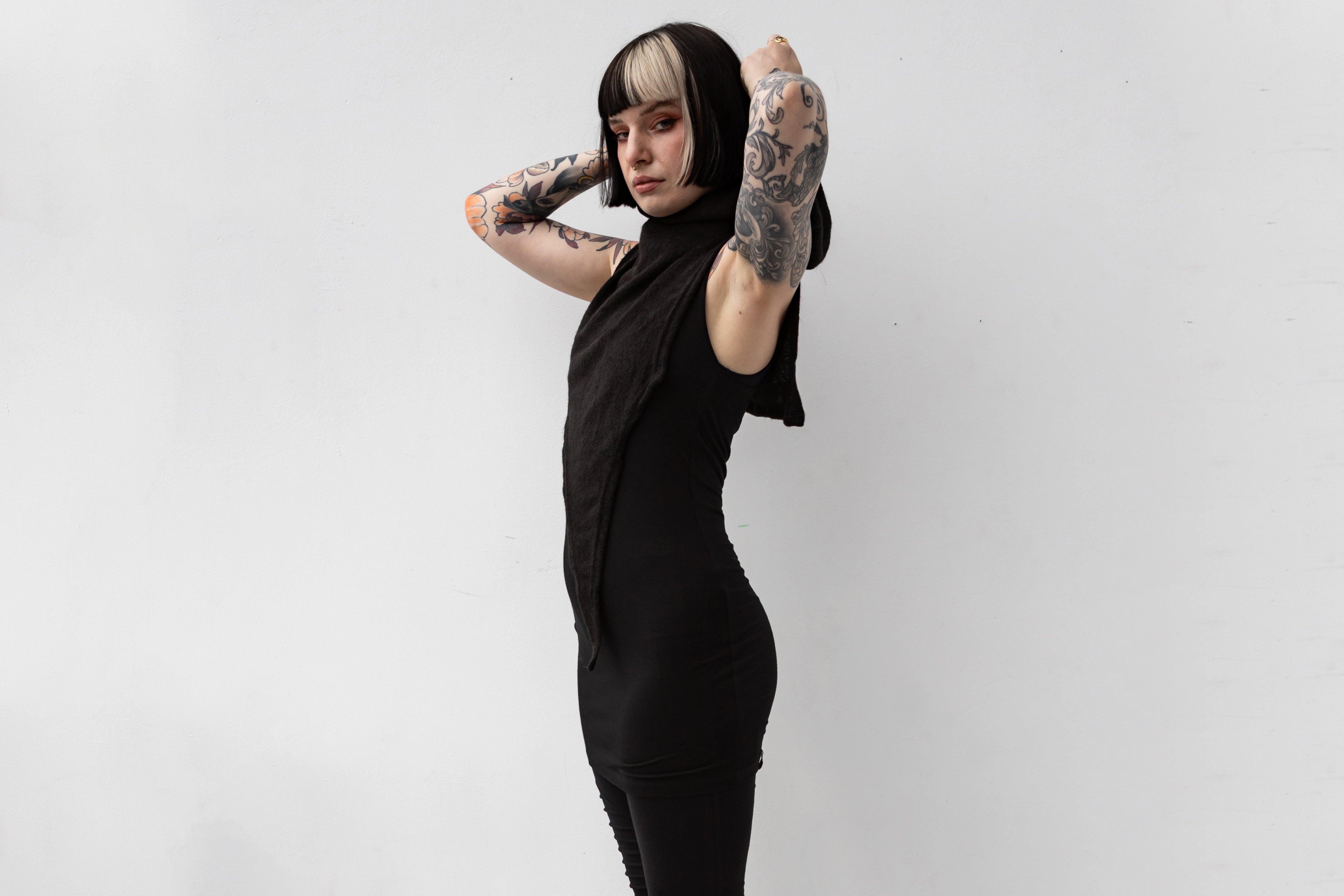 Alternativer Schal in Schwarz mit Kapuze, asymmetrischem Zipfel vorne und weichem Strickstoff