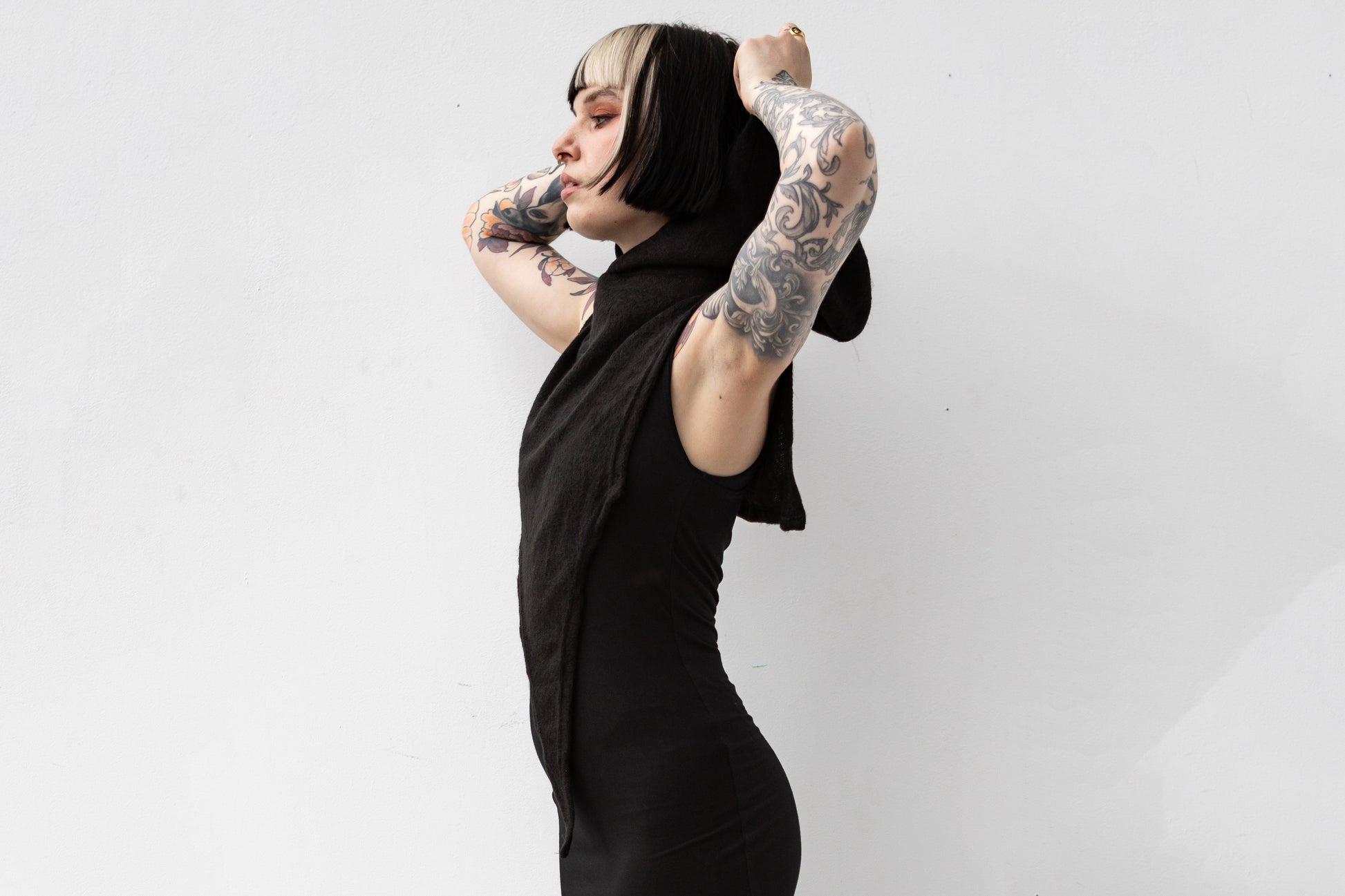 Seitenansicht der Schalkapuze mit langem Zipfel vorne