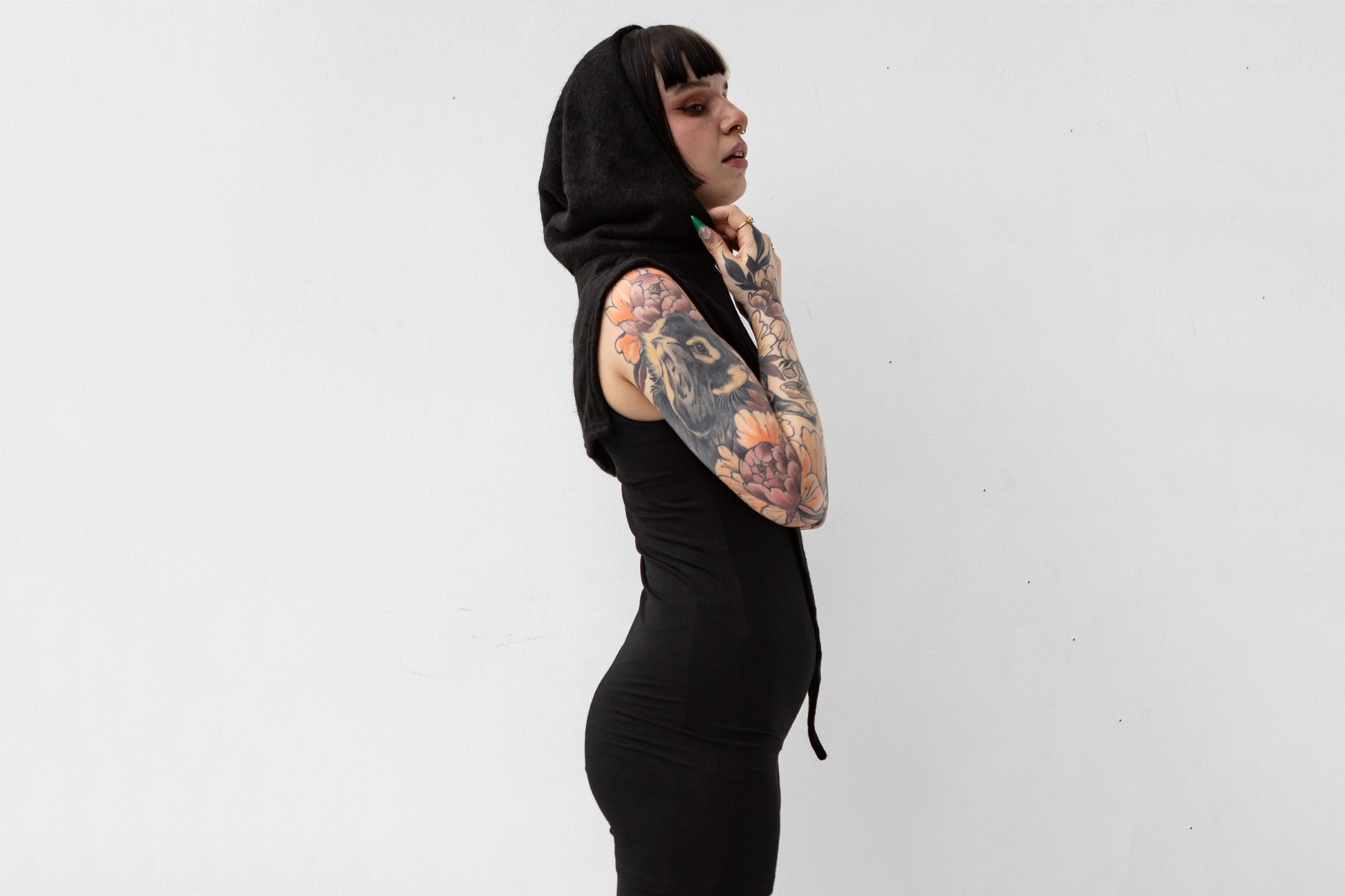 Kapuzenschal in Schwarz aus weichem kuschligem Stoff von alternativem Model getragen