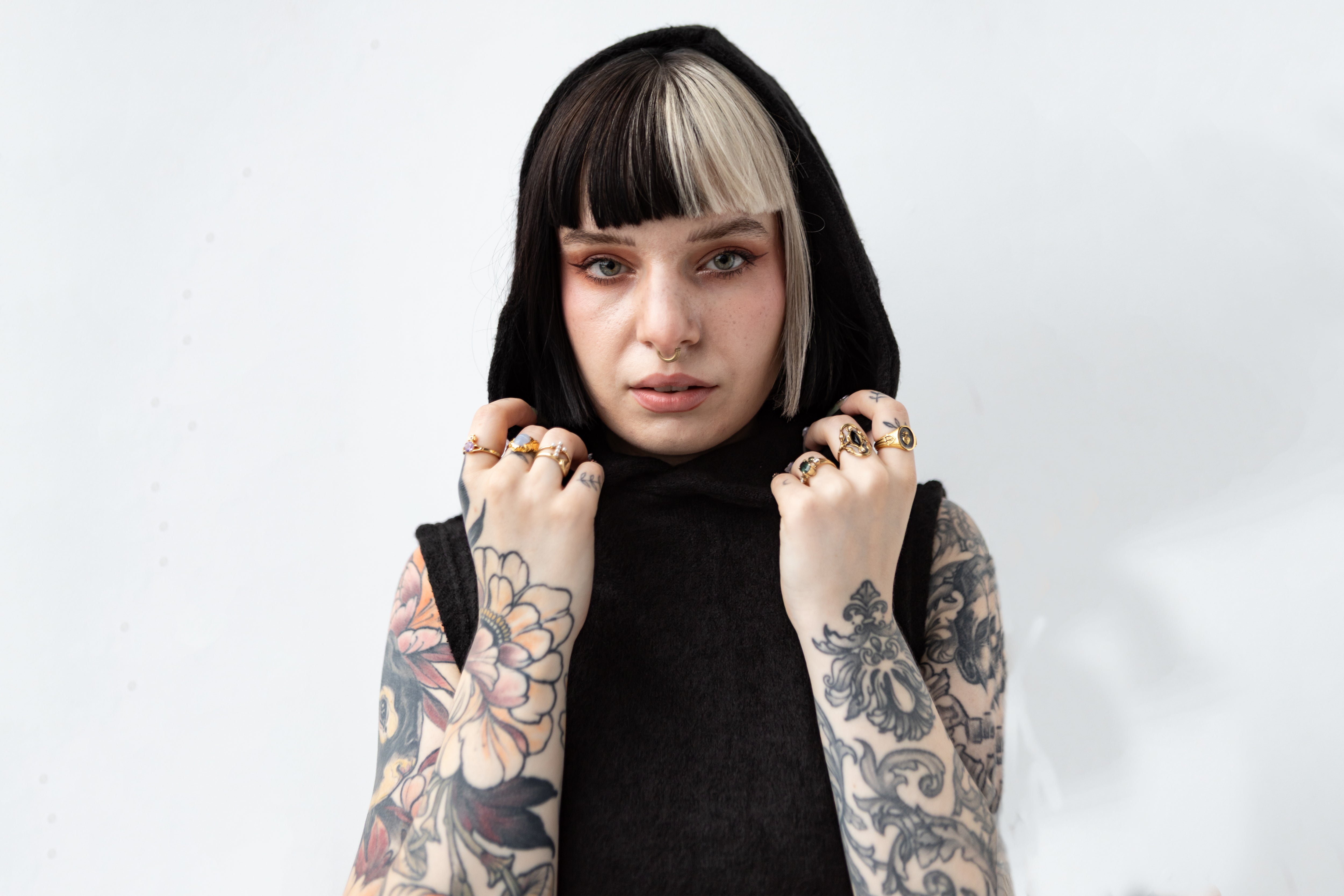 Detailaufnahme der Schalkapuze, weiches Strickmaterial in Schwarz mit asymmetrischem Schnitt