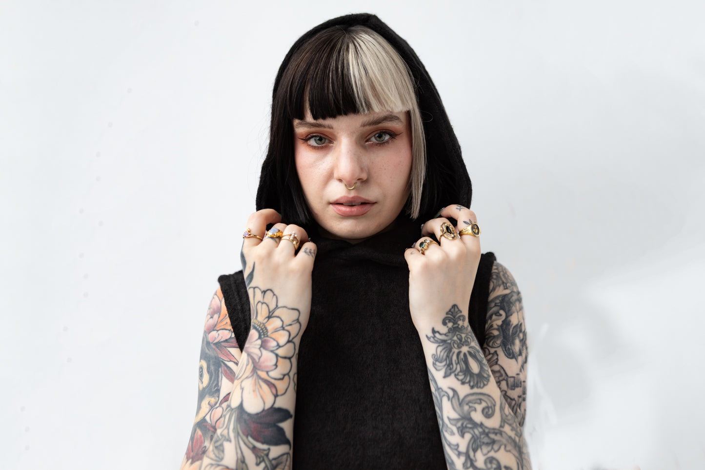 Detailaufnahme der Schalkapuze – weiches Strickmaterial in Schwarz