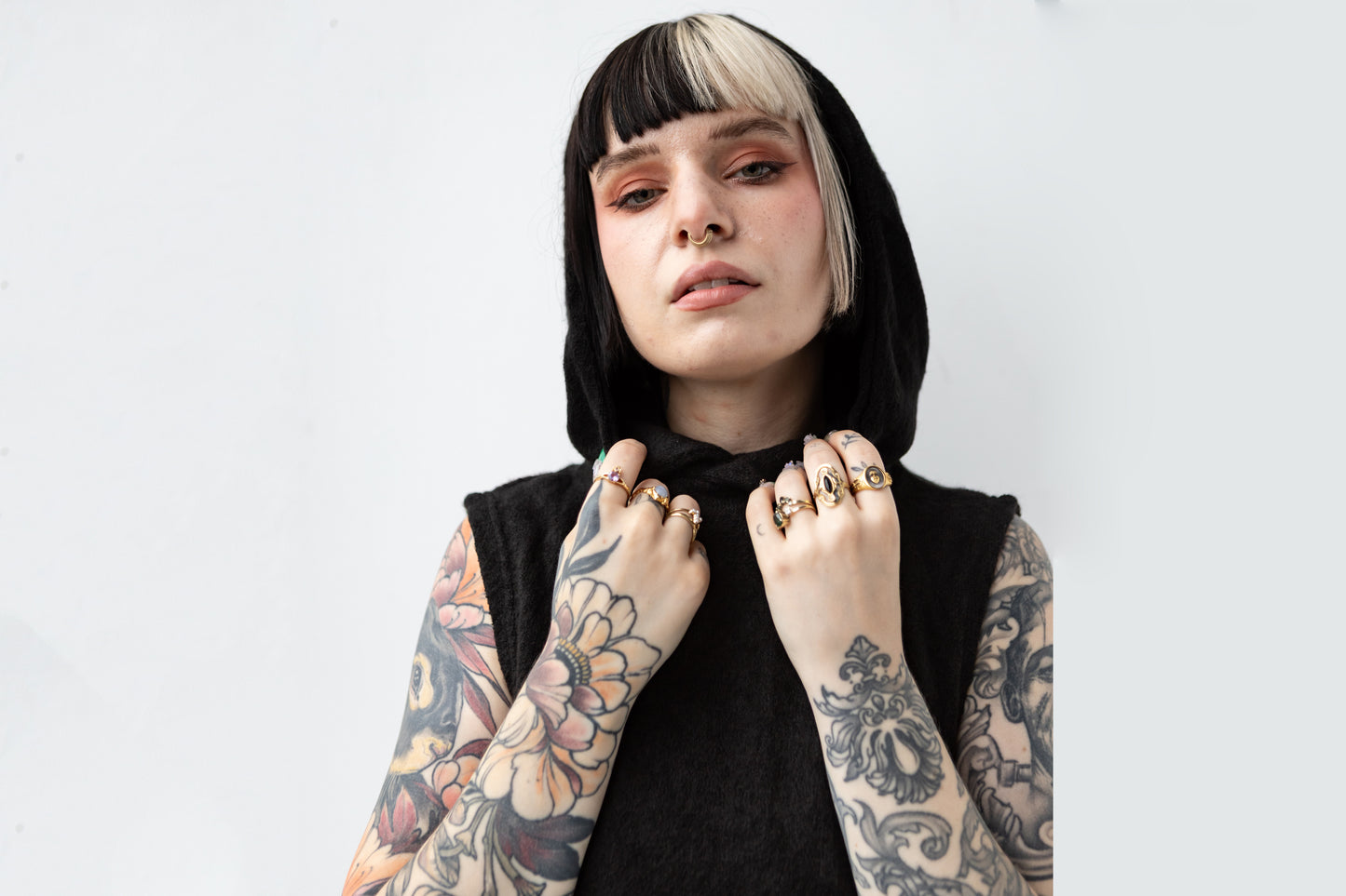 Detailaufnahme von alternativem Model das schwarze Schalkapuze aus Strick trägt 