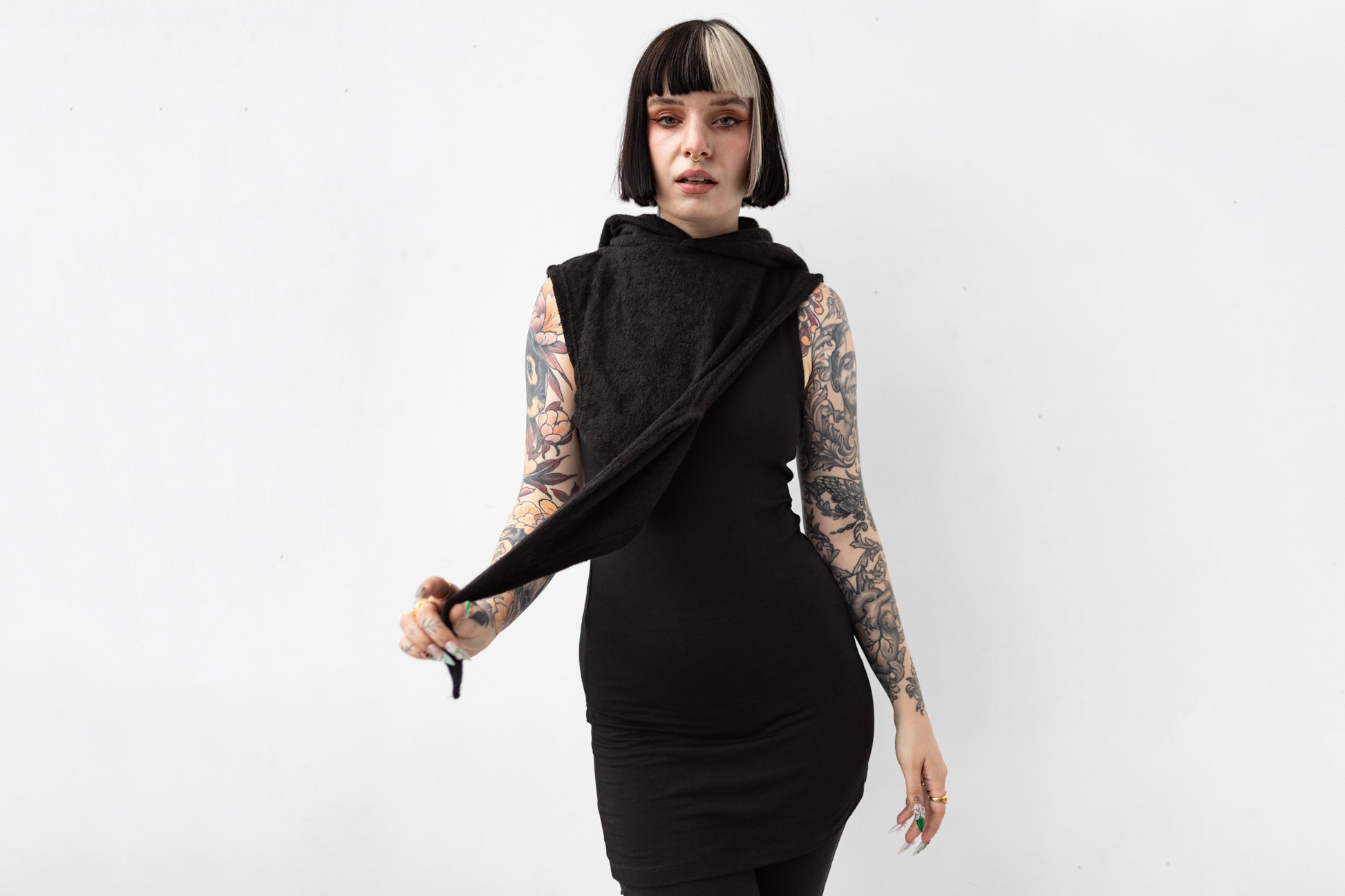 Schwarze Strick-Schalkapuze mit langem Zipfel und kuscheliger Struktur