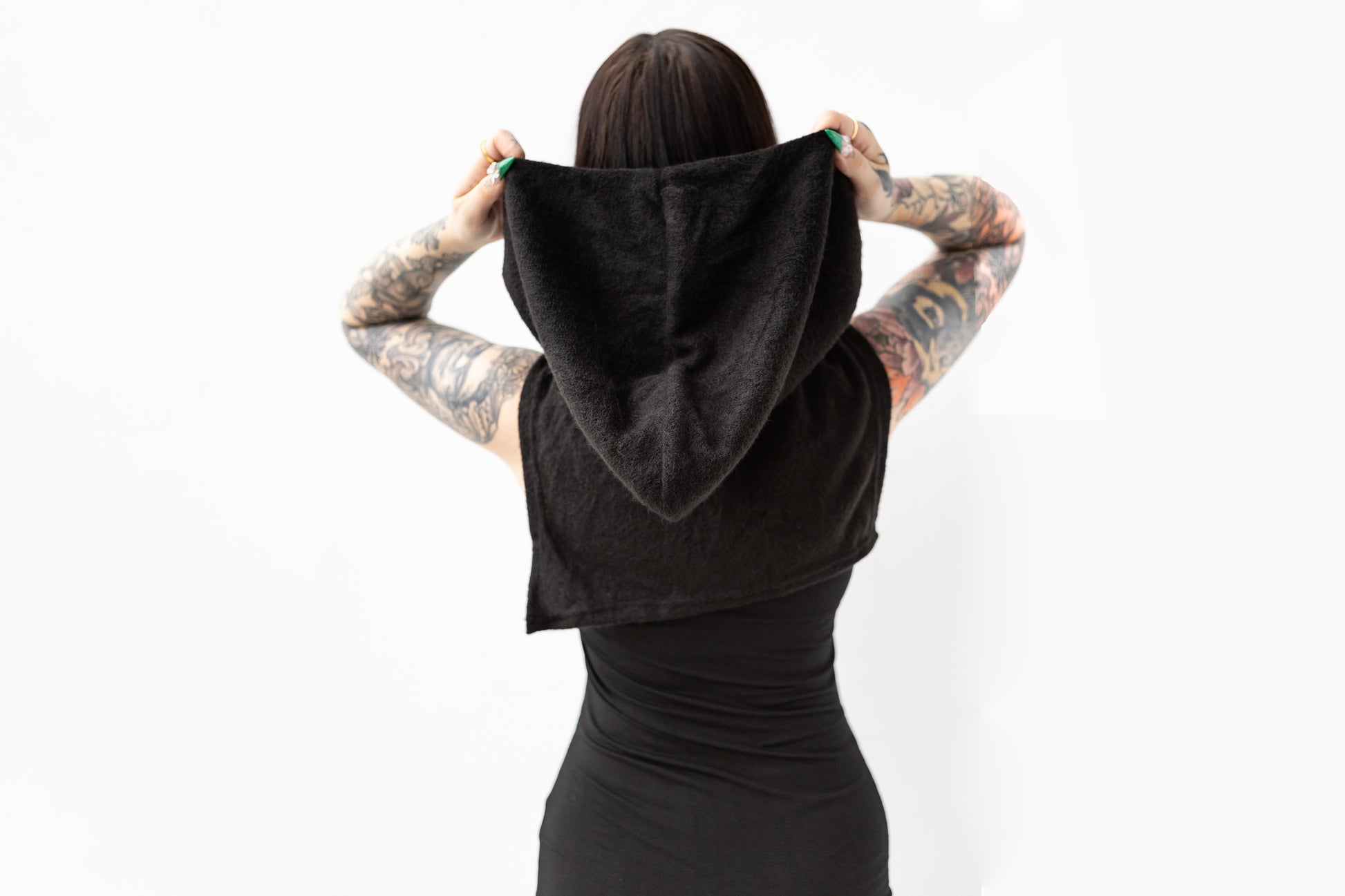 Rückansicht der Schalkapuze getragen von tätowiertem Model