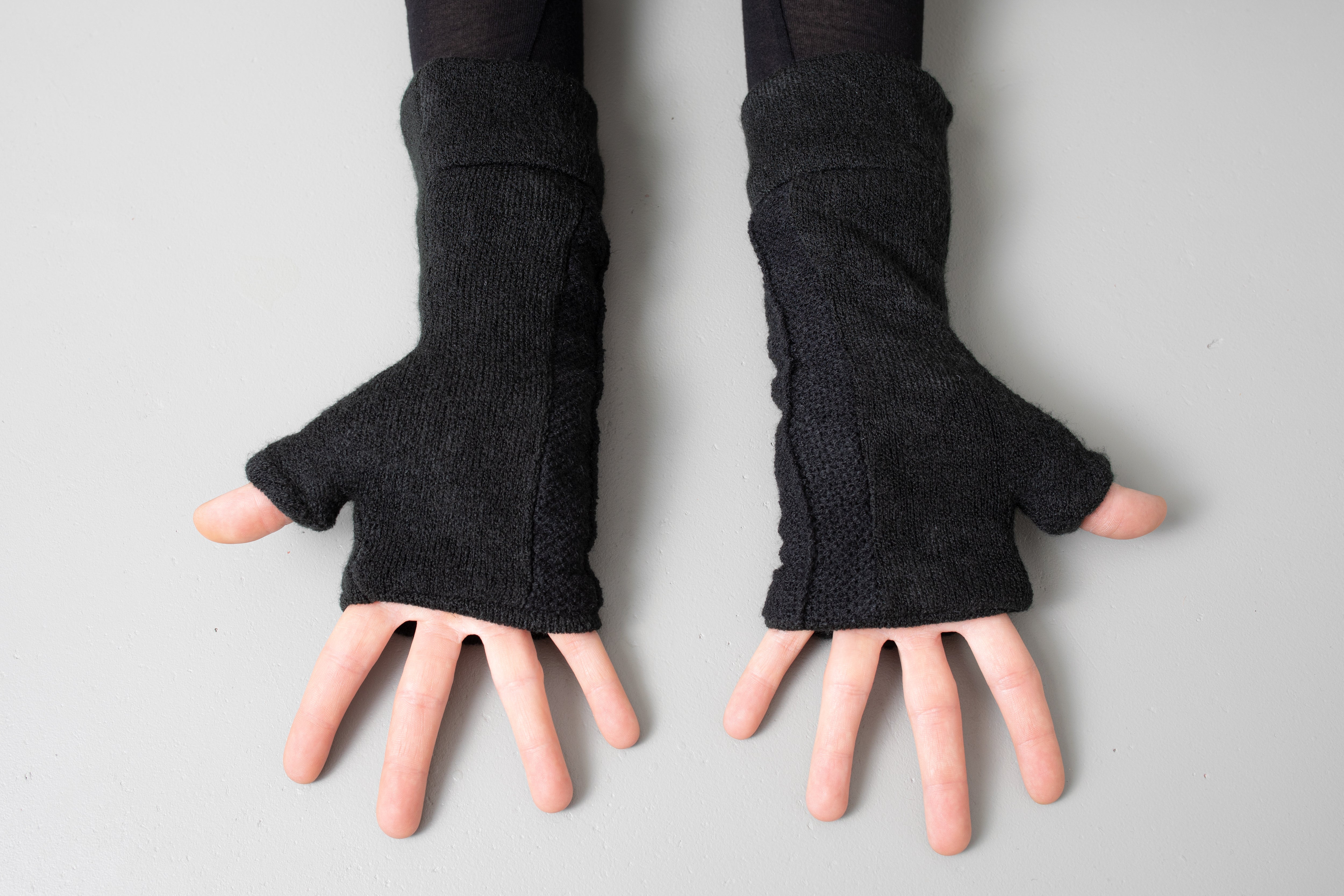 Cuddly Wrist Warmers - with Seam Structure - black