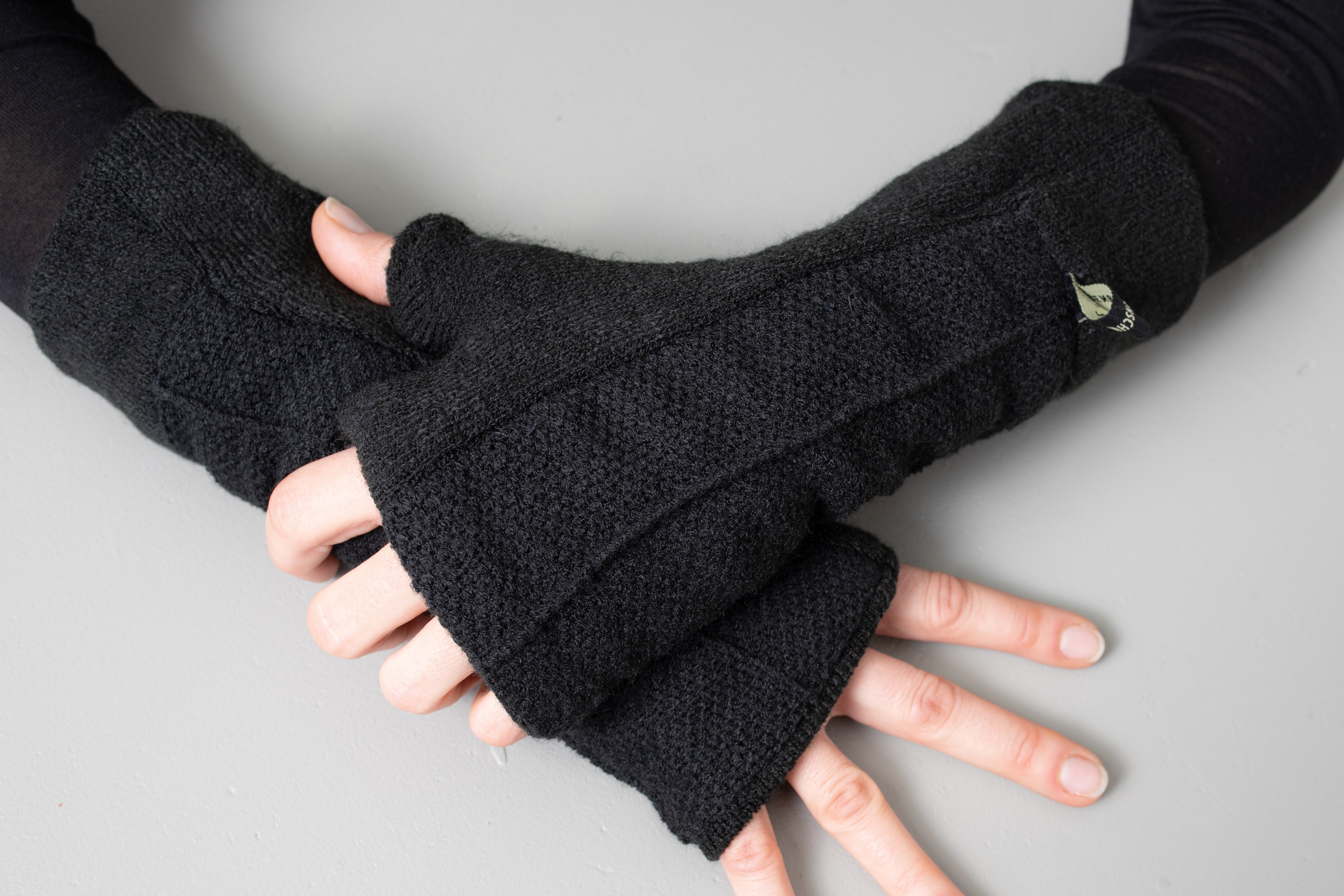 Cuddly Wrist Warmers - with Seam Structure - black