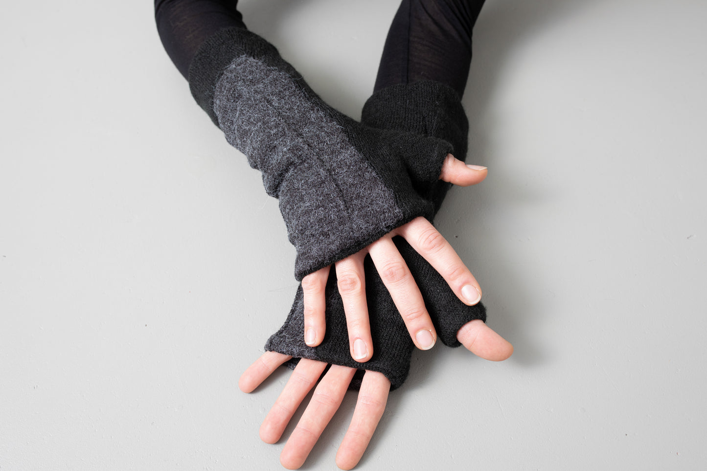 Cuddly Wrist Warmers - with Seam Structure - black-gray