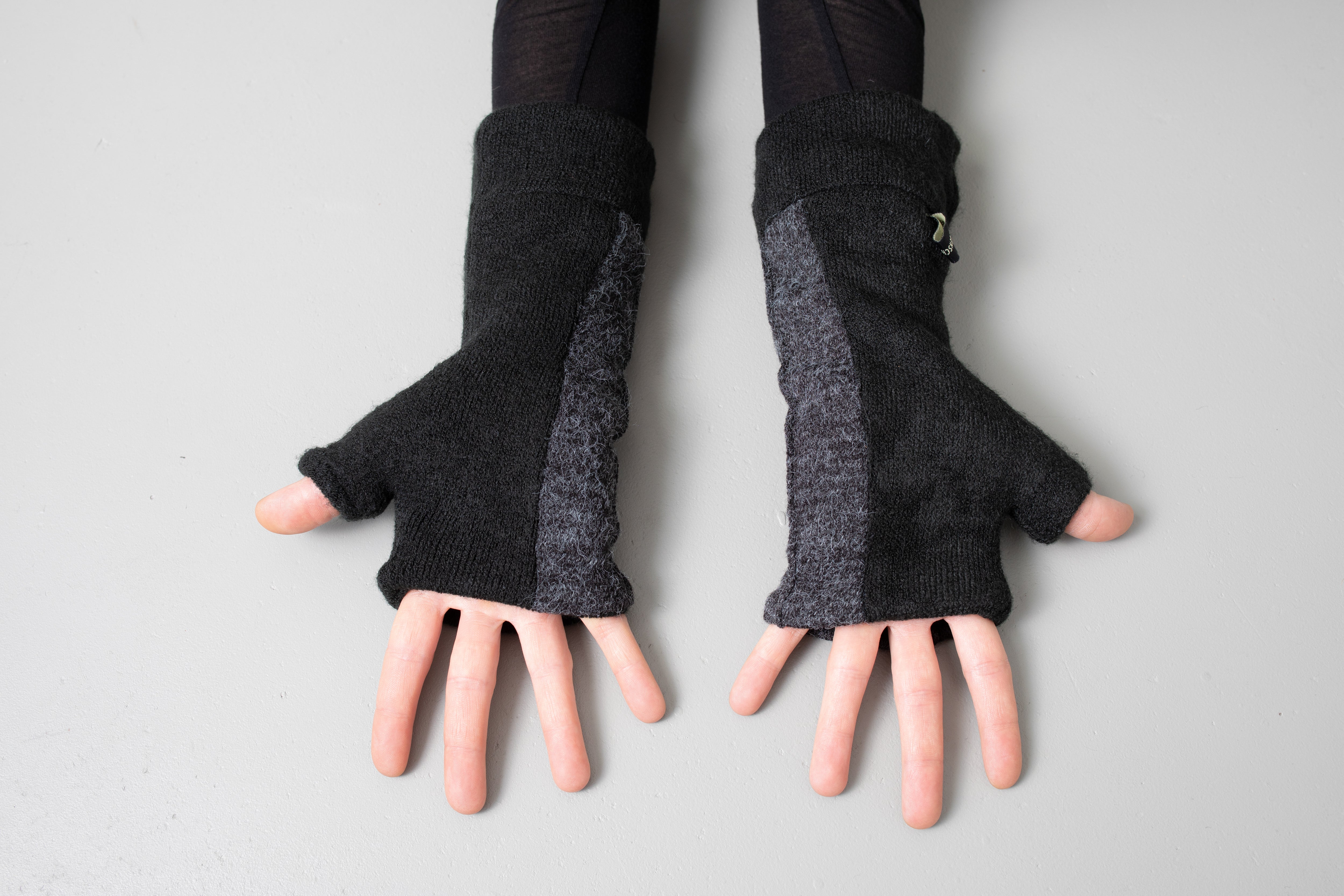 Cuddly Wrist Warmers - with Seam Structure - black-gray