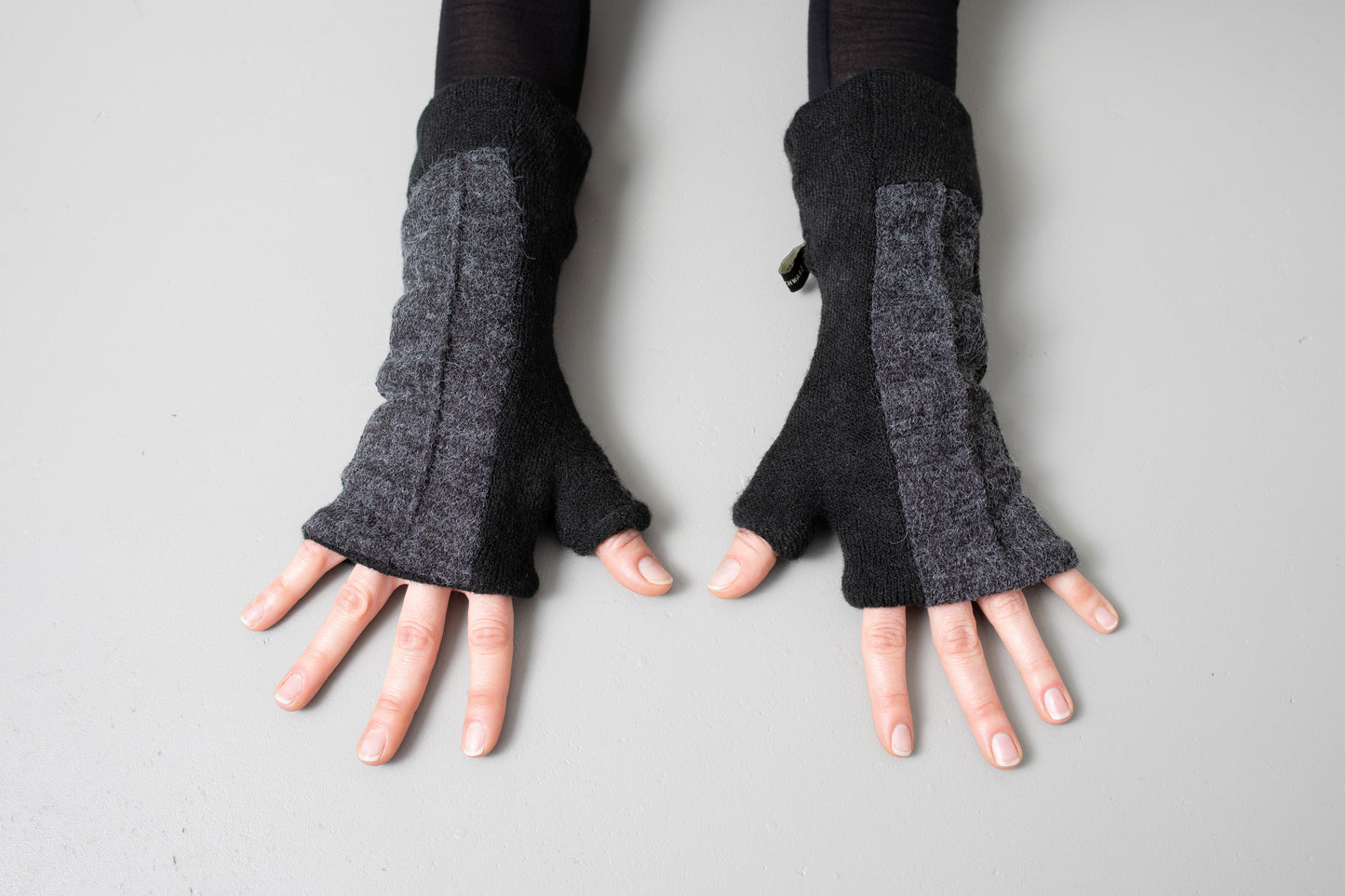 Cuddly Wrist Warmers - with Seam Structure - black-gray