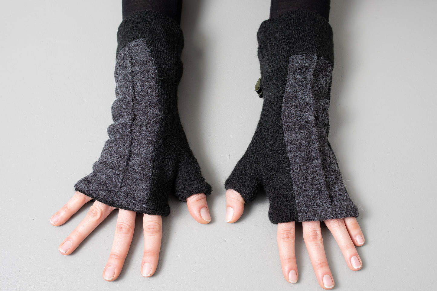 Cuddly Wrist Warmers - with Seam Structure - black-gray