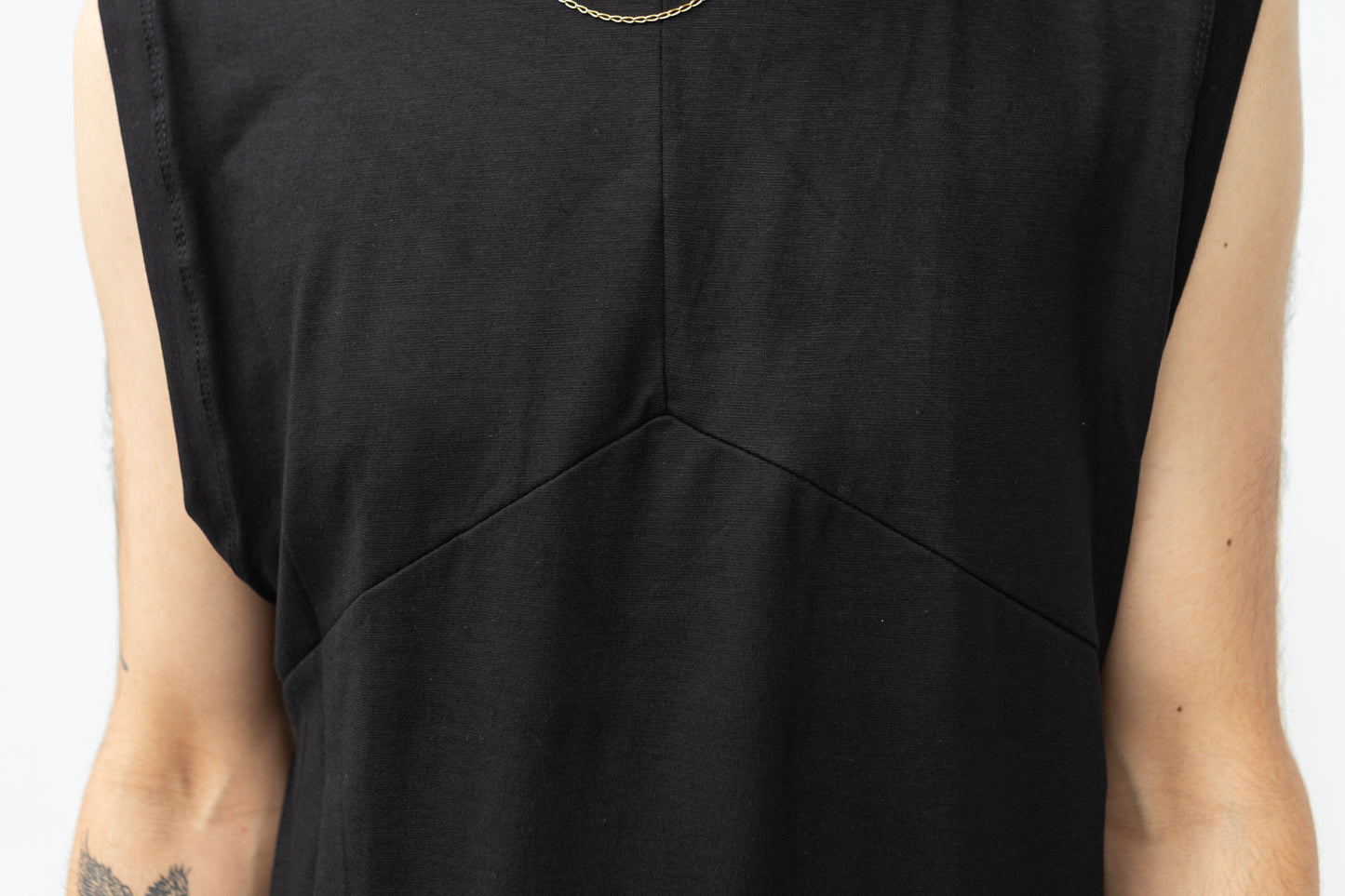 Detailaufnahme von schwarzem Tanktop mit Dekonähten.