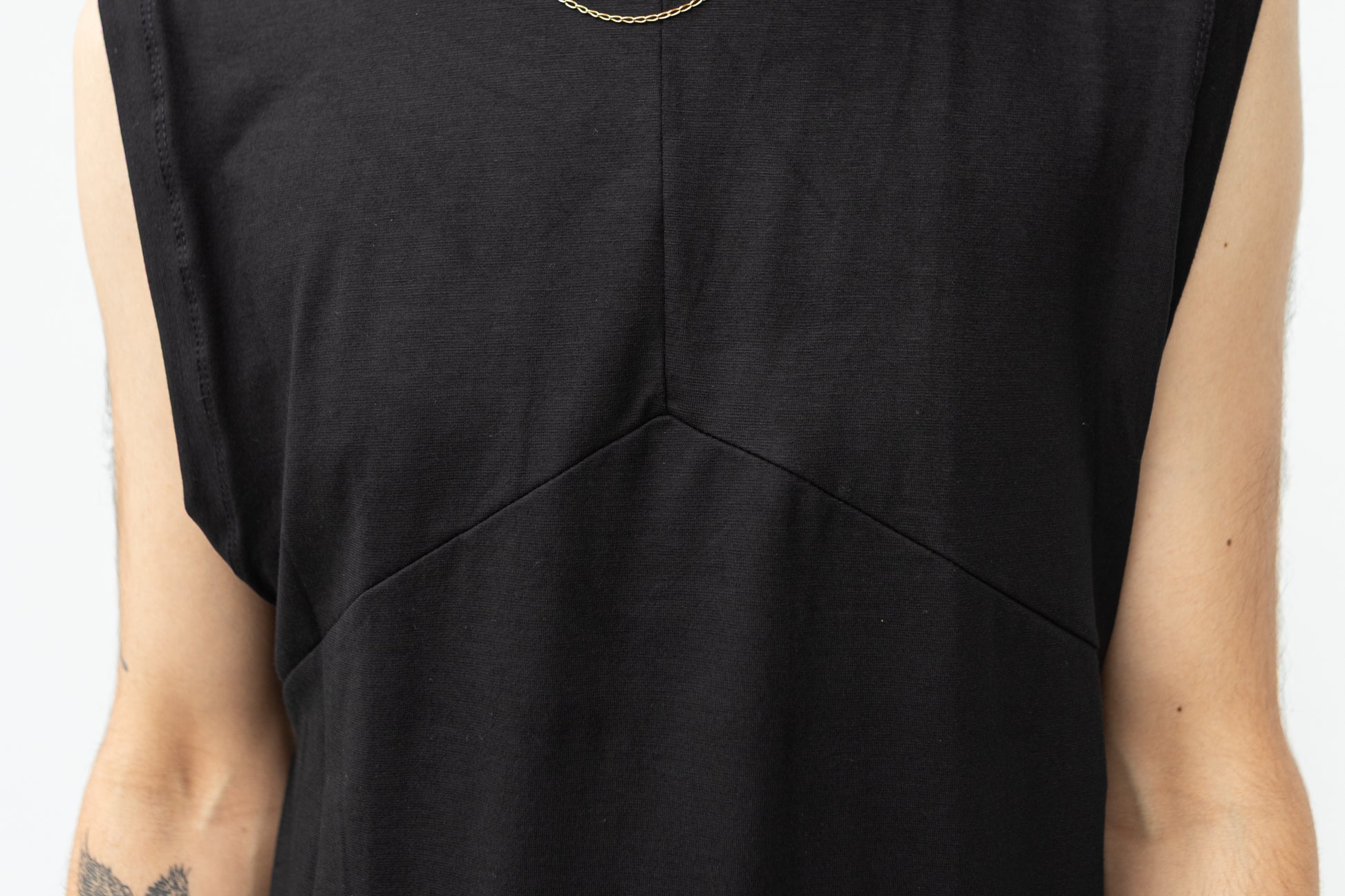 Detailaufnahme von schwarzem Tanktop mit Dekonähten.