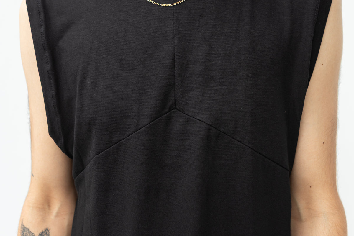 Detailaufnahme von schwarzem Tanktop mit Dekonähten.