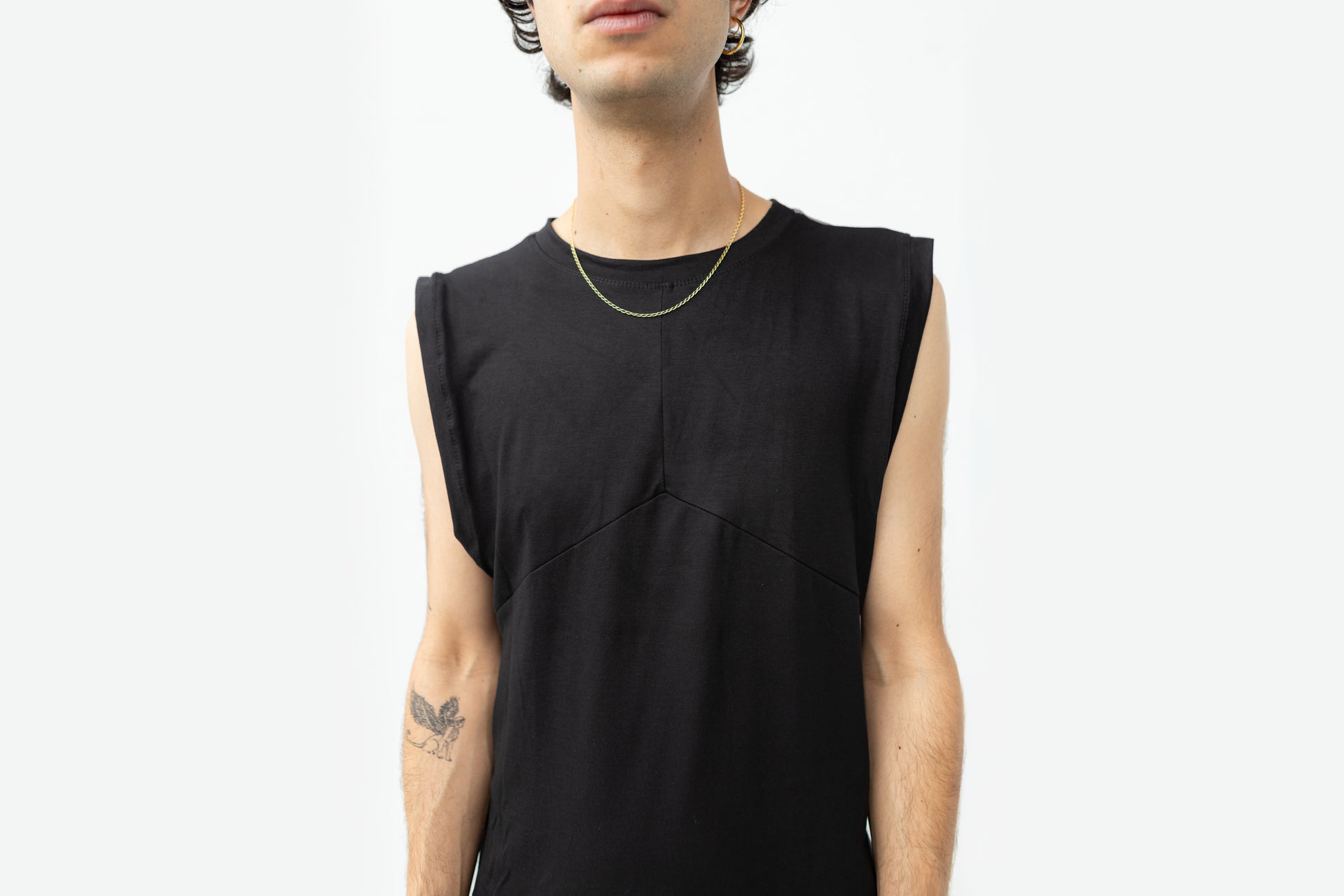 Nahaufnahme von minimalistischem Tanktop mit Ziernähten auf der Brust.