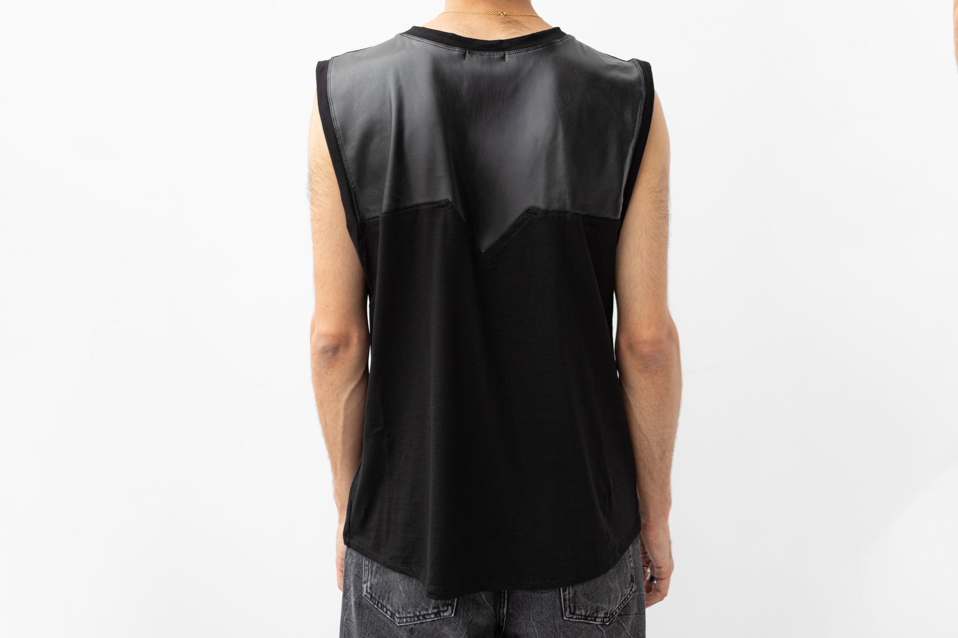 Tanktop schwarz mit Kunstleder Element am Rücken.