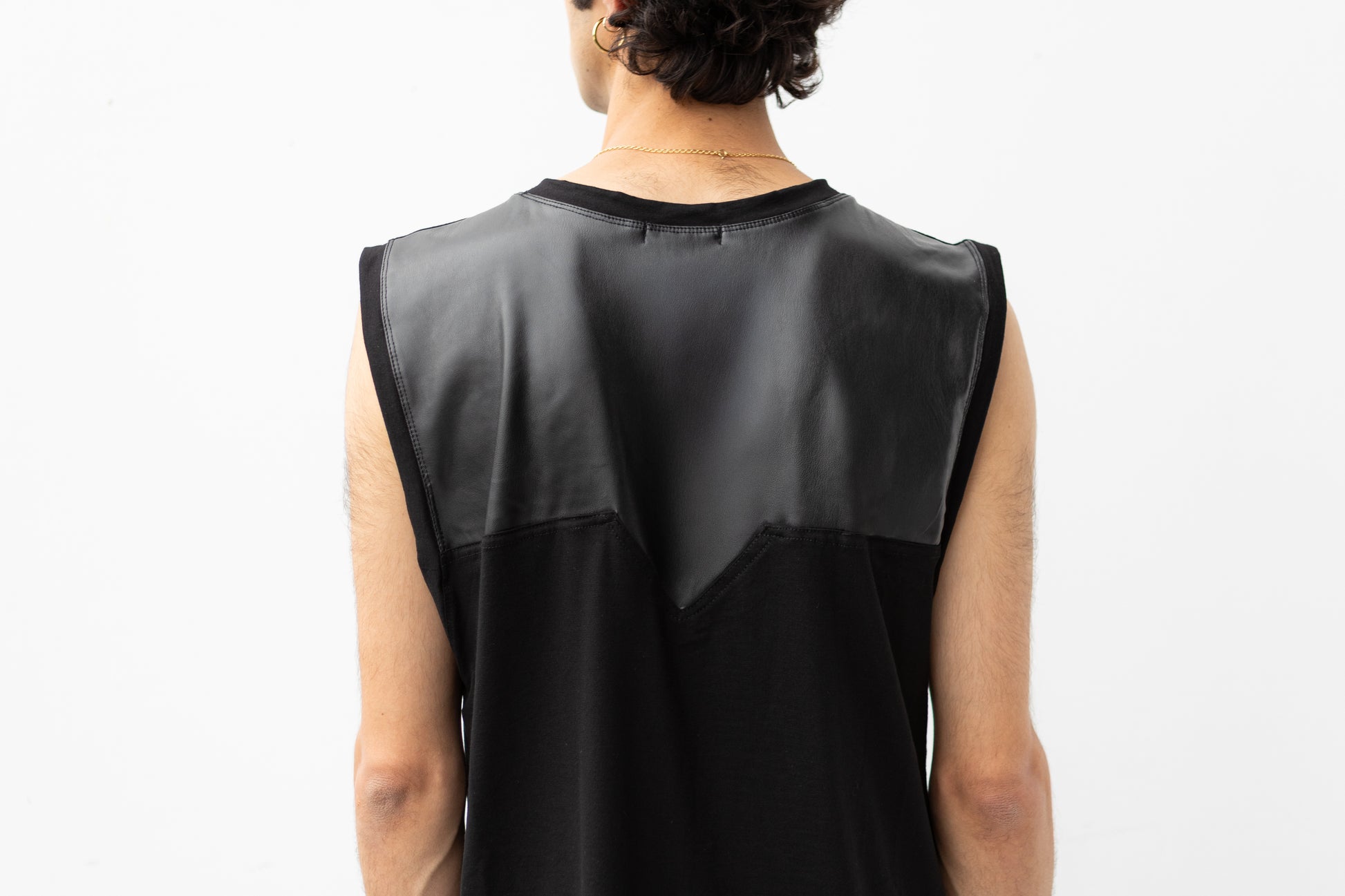 Nahaufnahme von Tanktop mit Kunstlederdetail, Rückansicht.