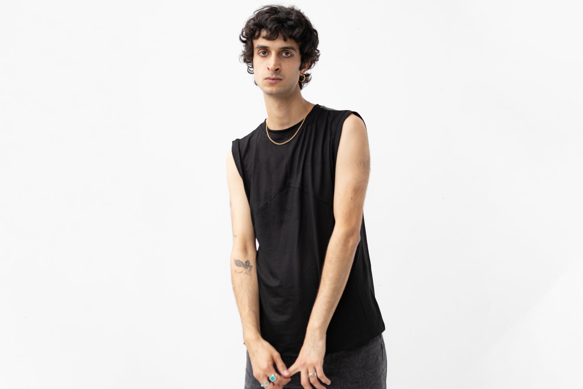 Schwarzes, lockeres Tanktop mit Dekonähten Frontansicht.