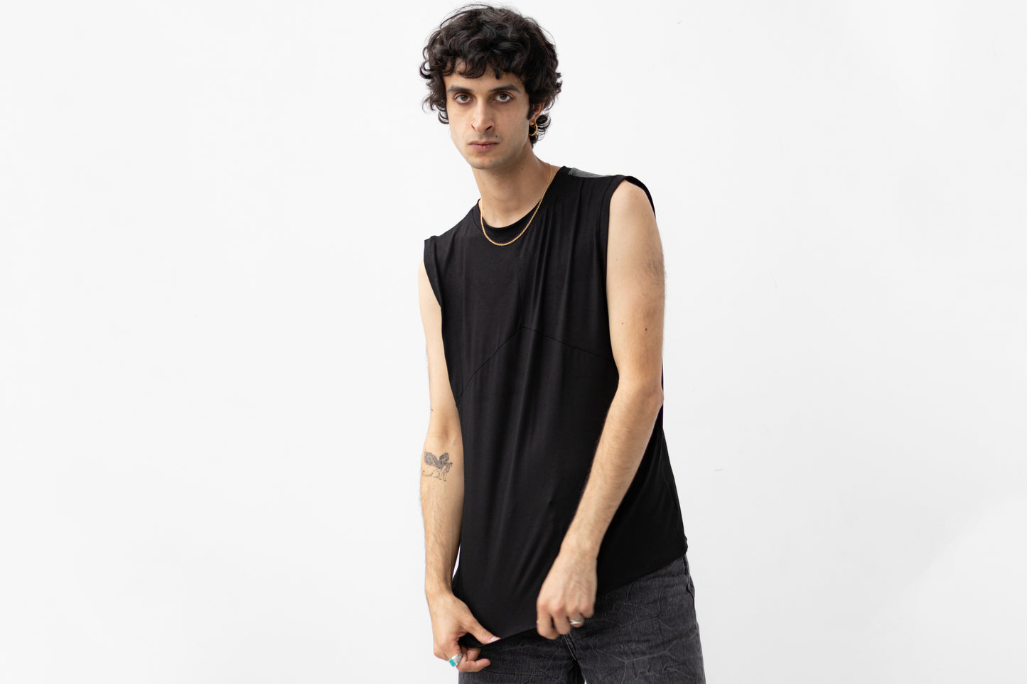 Alternatives Model trägt locker geschnittenes Tanktop mit besonderen Details.