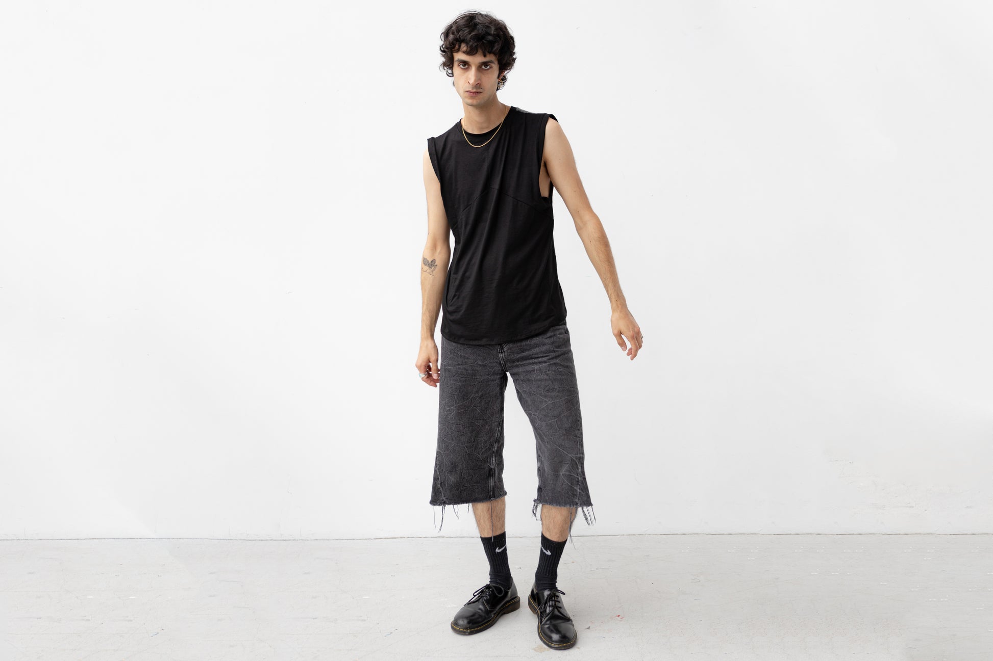 Locker geschnittenes Tanktop in schwarz mit tiefen Armausschnitten.