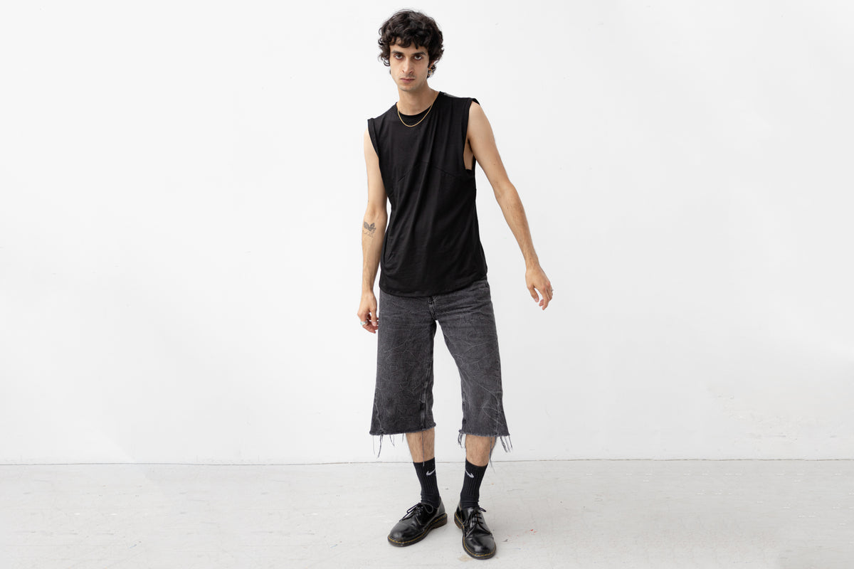 Locker geschnittenes Tanktop in schwarz mit tiefen Armausschnitten.