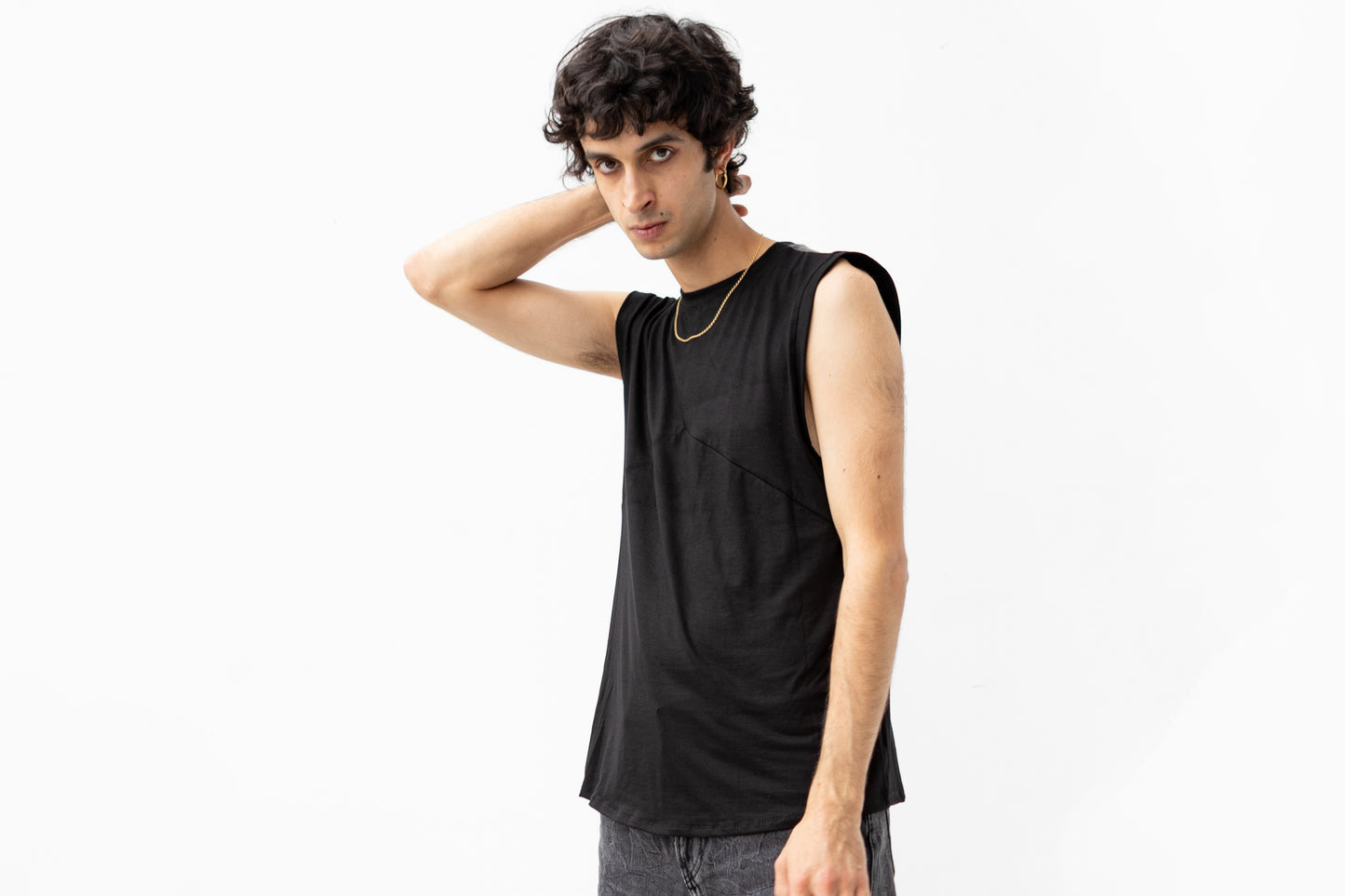 Schwarzes Herren Tanktop mit Ziernähten auf der Brust im Psytrance-Look.