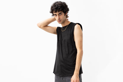 Schwarzes Herren Tanktop mit Ziernähten auf der Brust im Psytrance-Look.