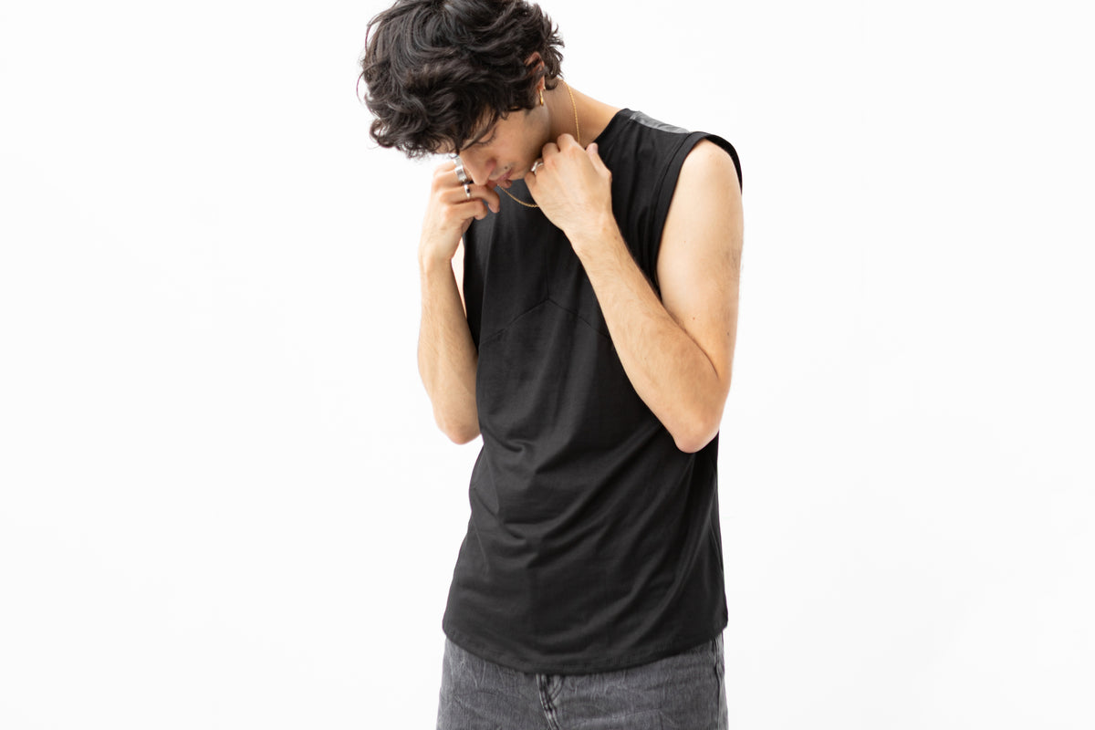 Locker fallendes schwarzes Tanktop im Rave-Stil.