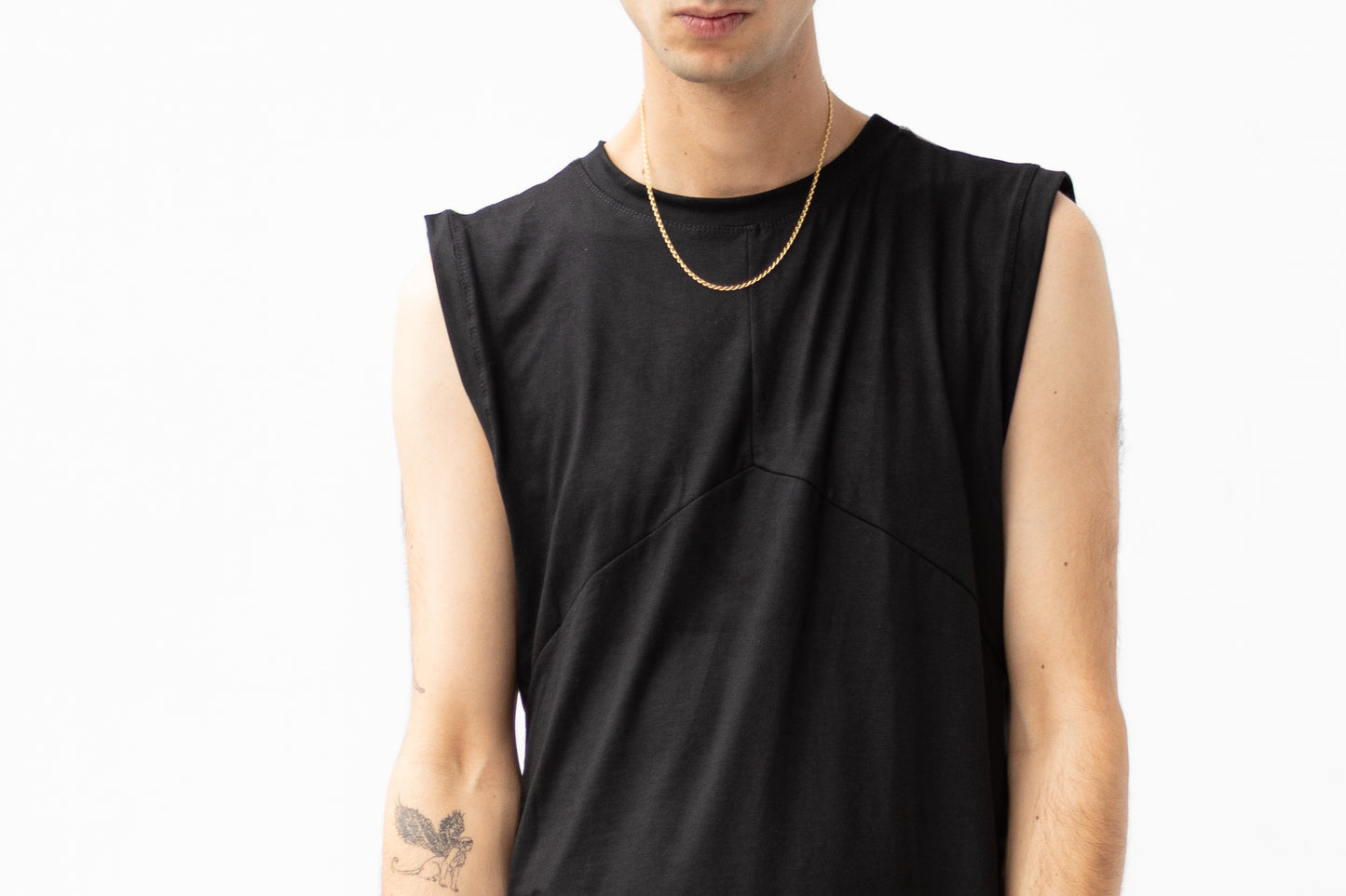 Schwarzes Herren Tanktop mit Ziernähten auf der Brust