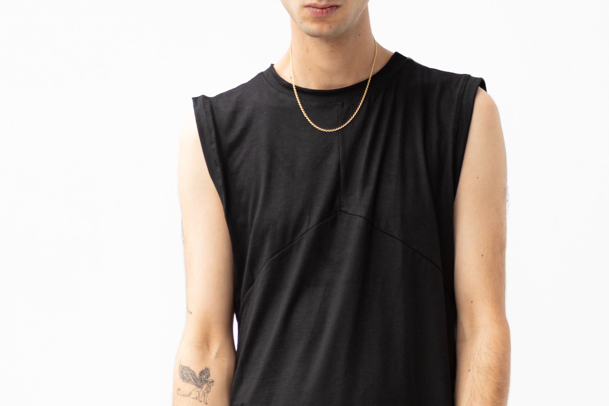 Schwarzes Herren Tanktop mit Ziernähten auf der Brust