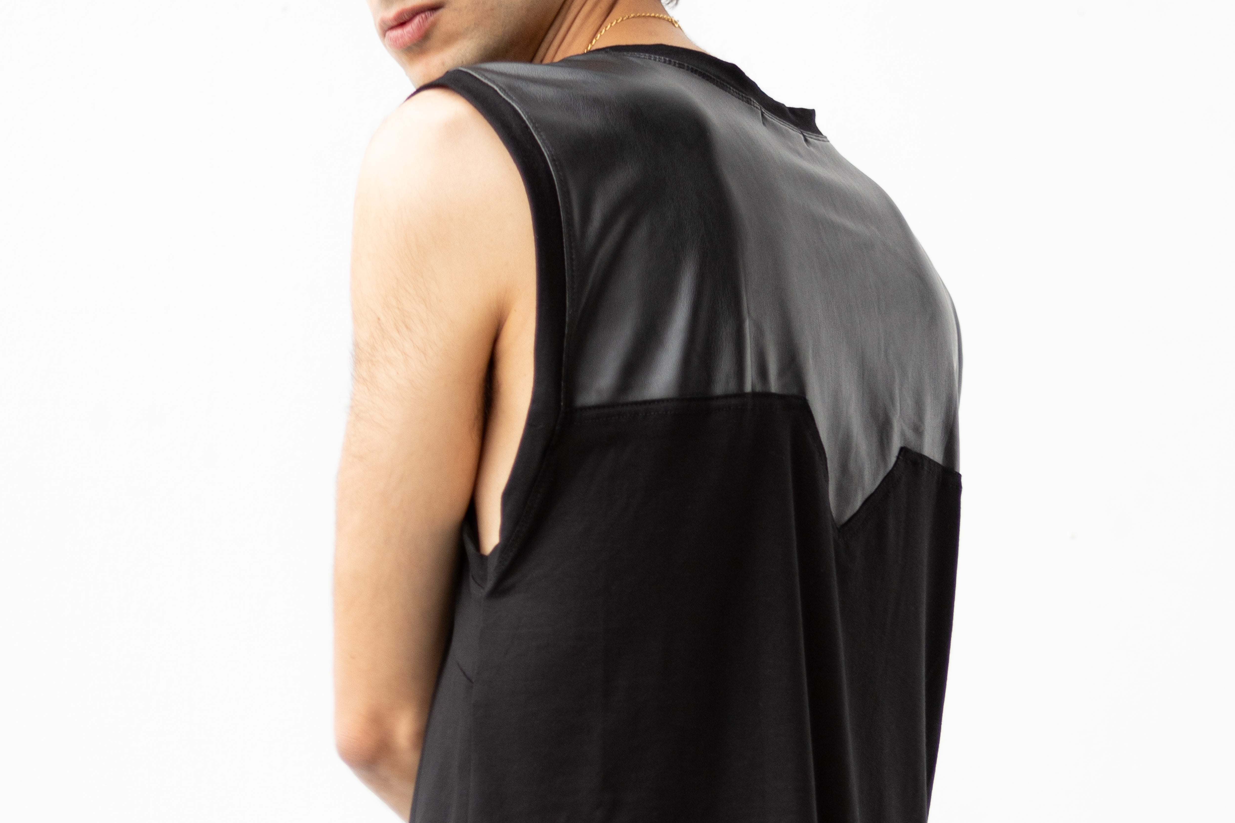 Tanktop mit Kunstleder und tiefem Armausschnitt, Detailansicht.