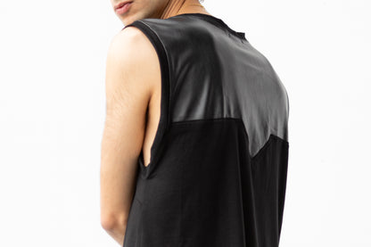 Tanktop mit Kunstleder und tiefem Armausschnitt, Detailansicht.