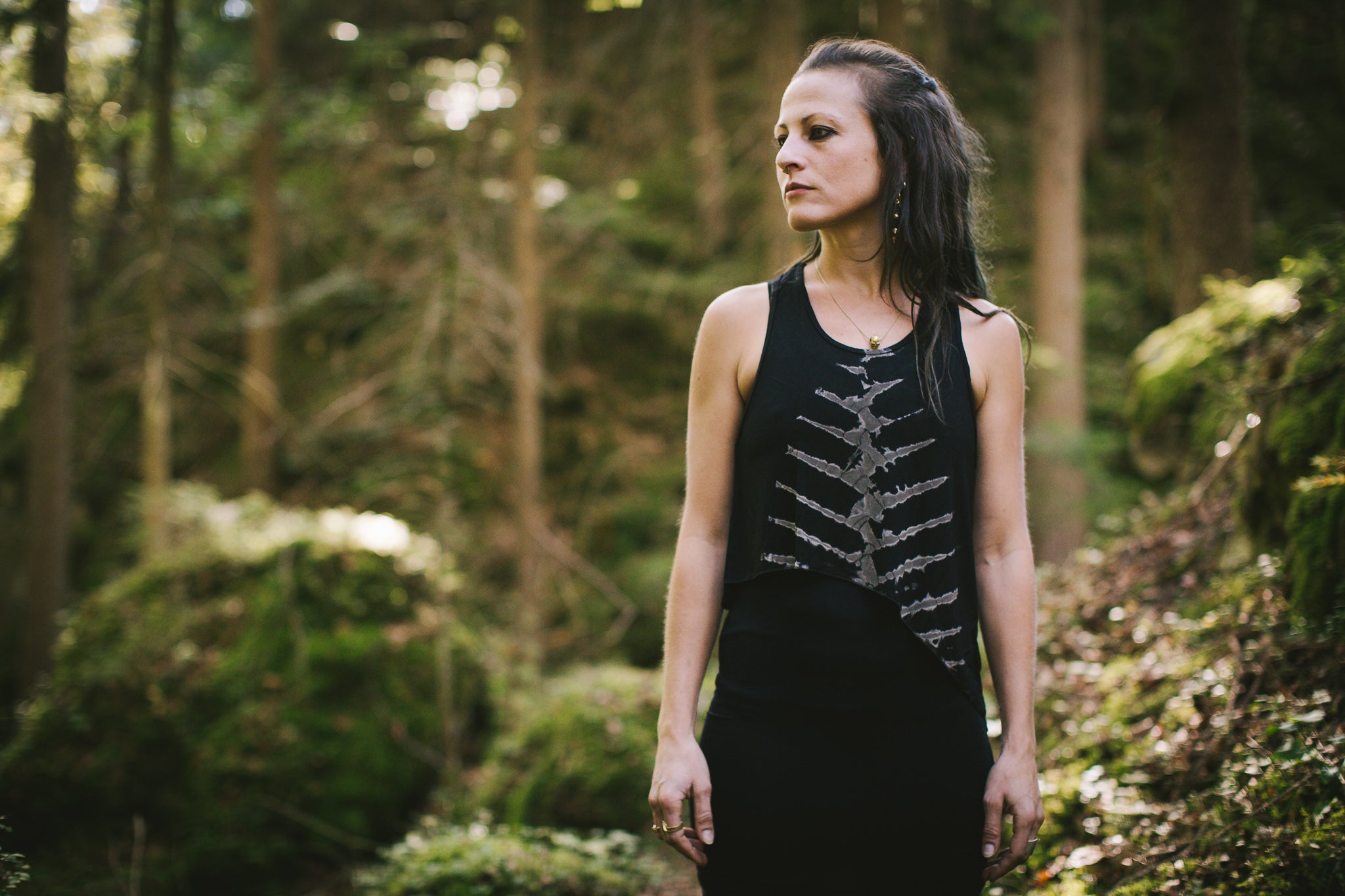 Racerback Tanktop mit abstraktem Knochen-Batikmuster in schwarz-grau-beige, asymmetrischer Schnitt