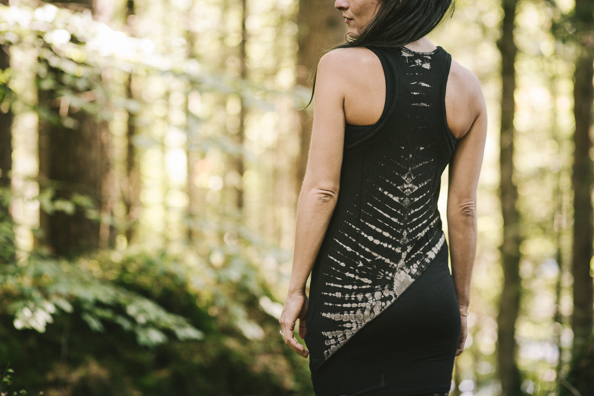 Rückansicht locker geschnittenes Racerback Tanktop mit abstraktem Batik Knochenmuster, schwarz-grau-beige