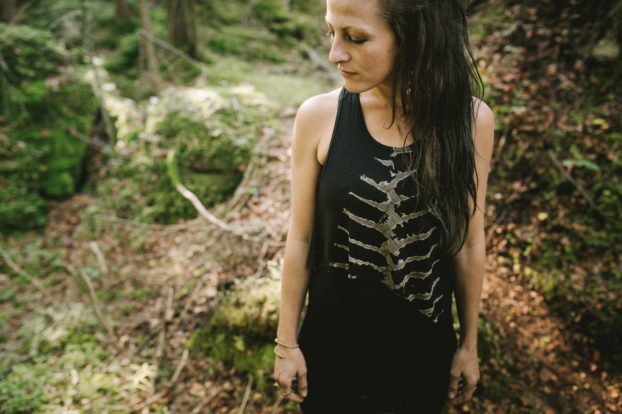 Lockeres, asymmetrisches Batik Tanktop mit Knochenmuster-Design in schwarz, grau, beige, Tie-Dye