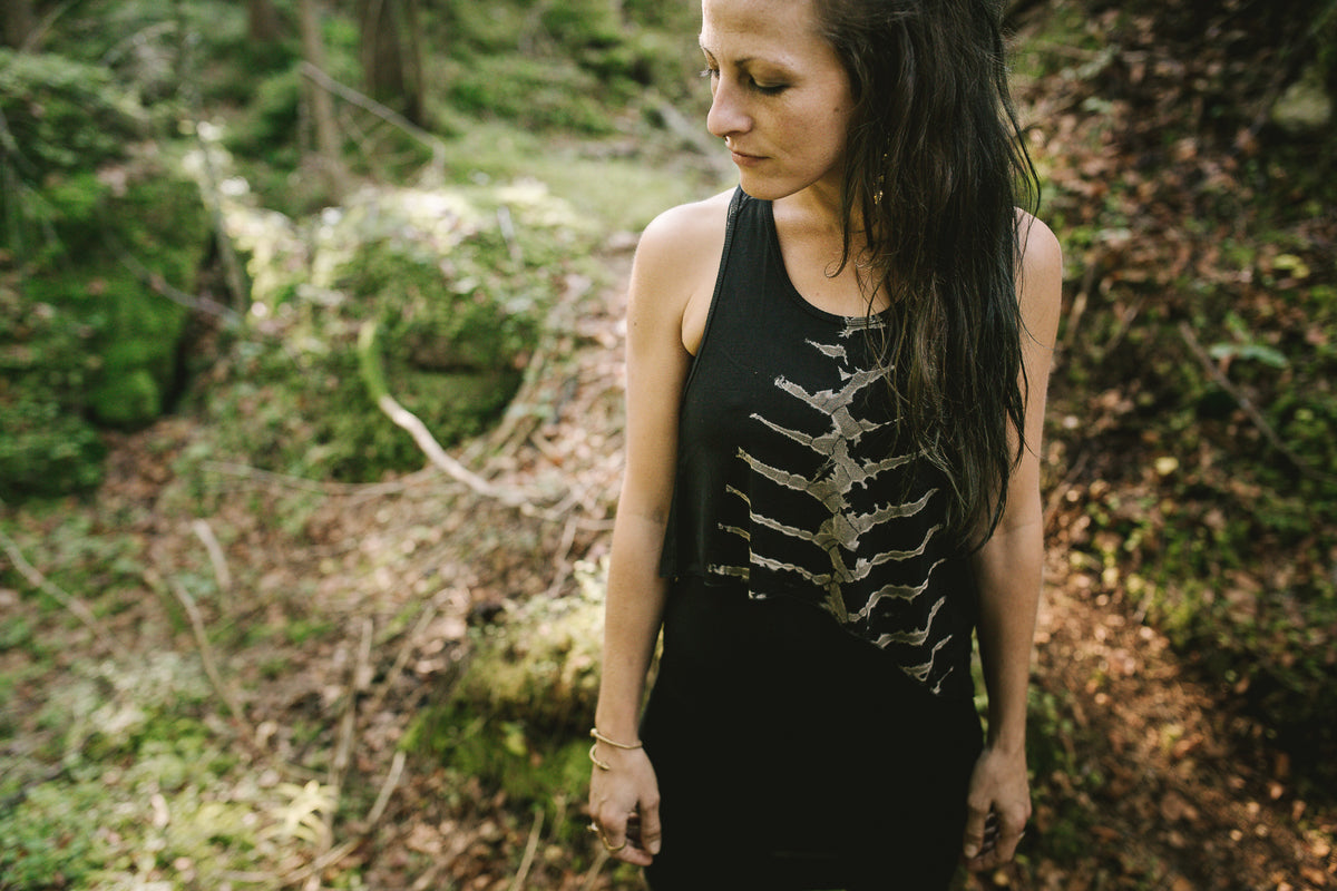 Lockeres, asymmetrisches Batik Tanktop mit Knochenmuster-Design in schwarz, grau, beige, Tie-Dye