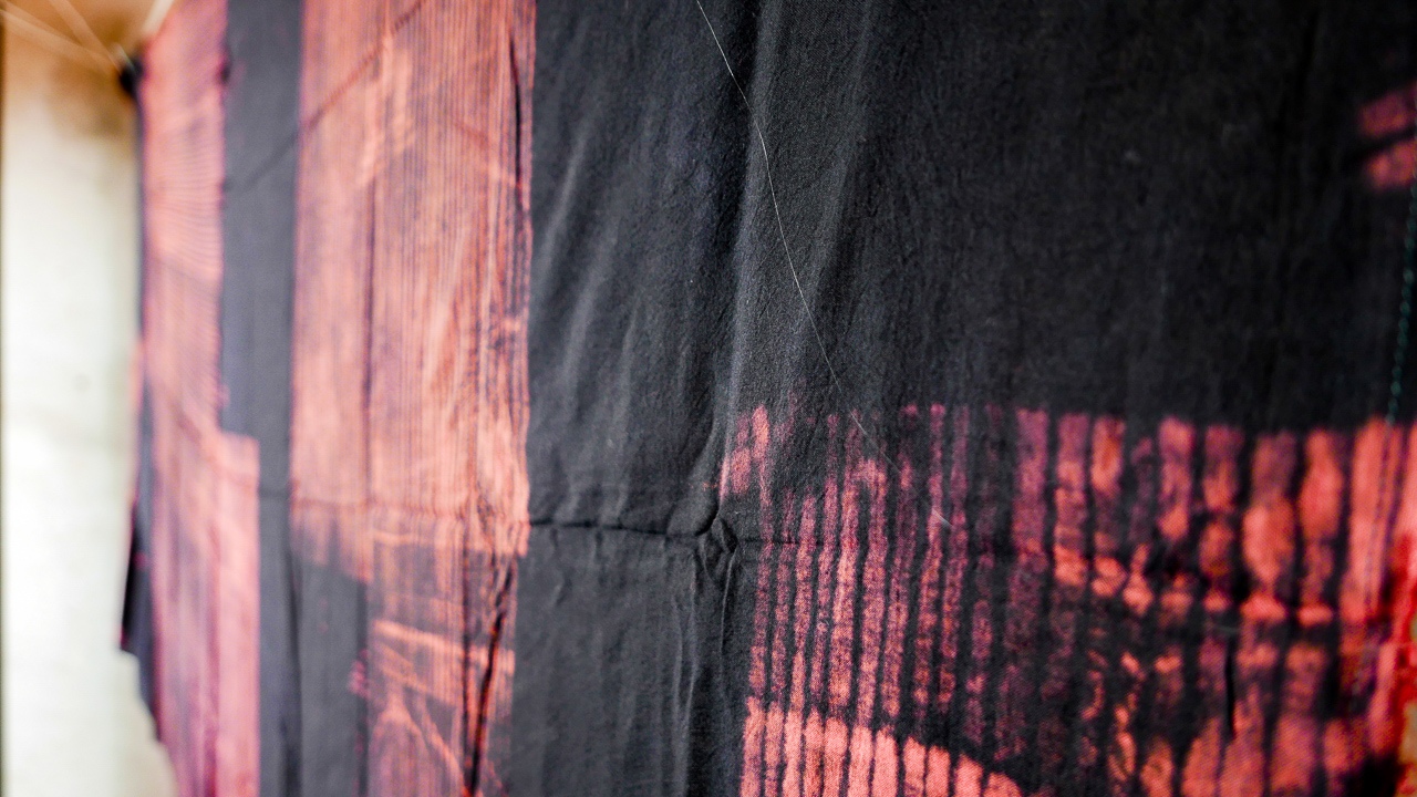 SARONG mit gestreiftem Batikmuster - Pareo, Tuch, Schal - Tie-Dye, Block Print - schwarz-rot