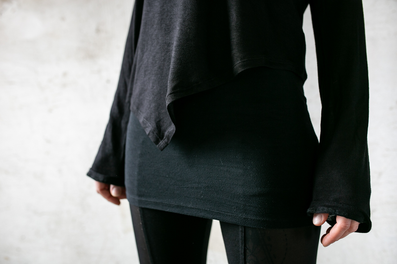 ASYMMETRISCHES LONGSLEEVE, Langarm-Shirt mit Kunstleder-Applikation - schwarz