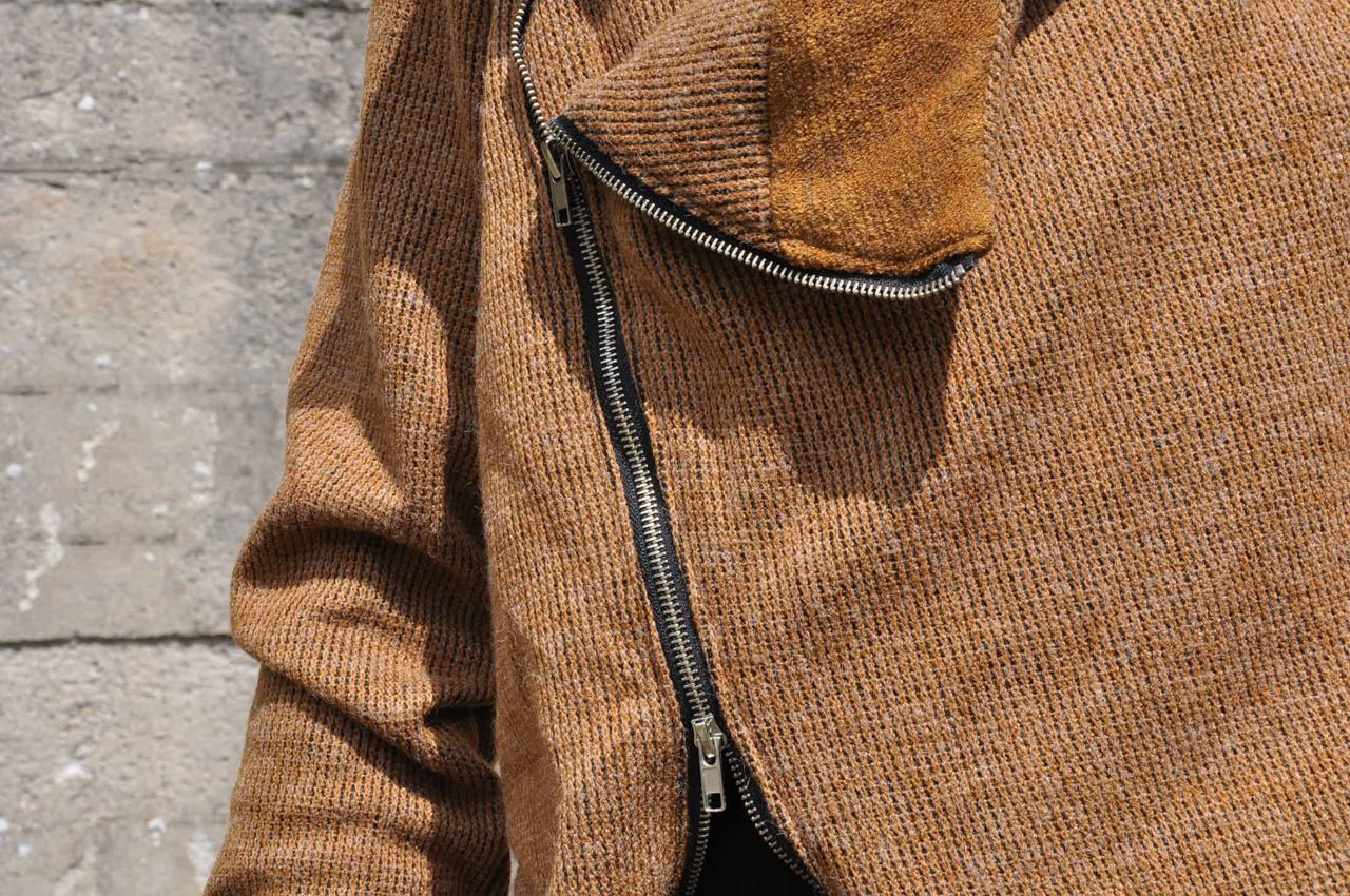 CARDIGAN - Strickjacke, mit diagonalem Reißverschluss und Kapuze - camel-beige